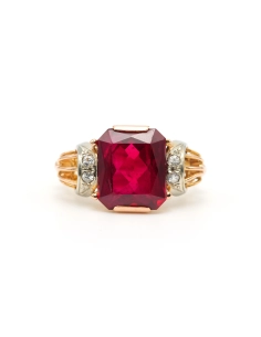 Bague Art Déco en or jaune et blanc 18 carats sertie d'un rubis et de saphirs de synthèse - - 1