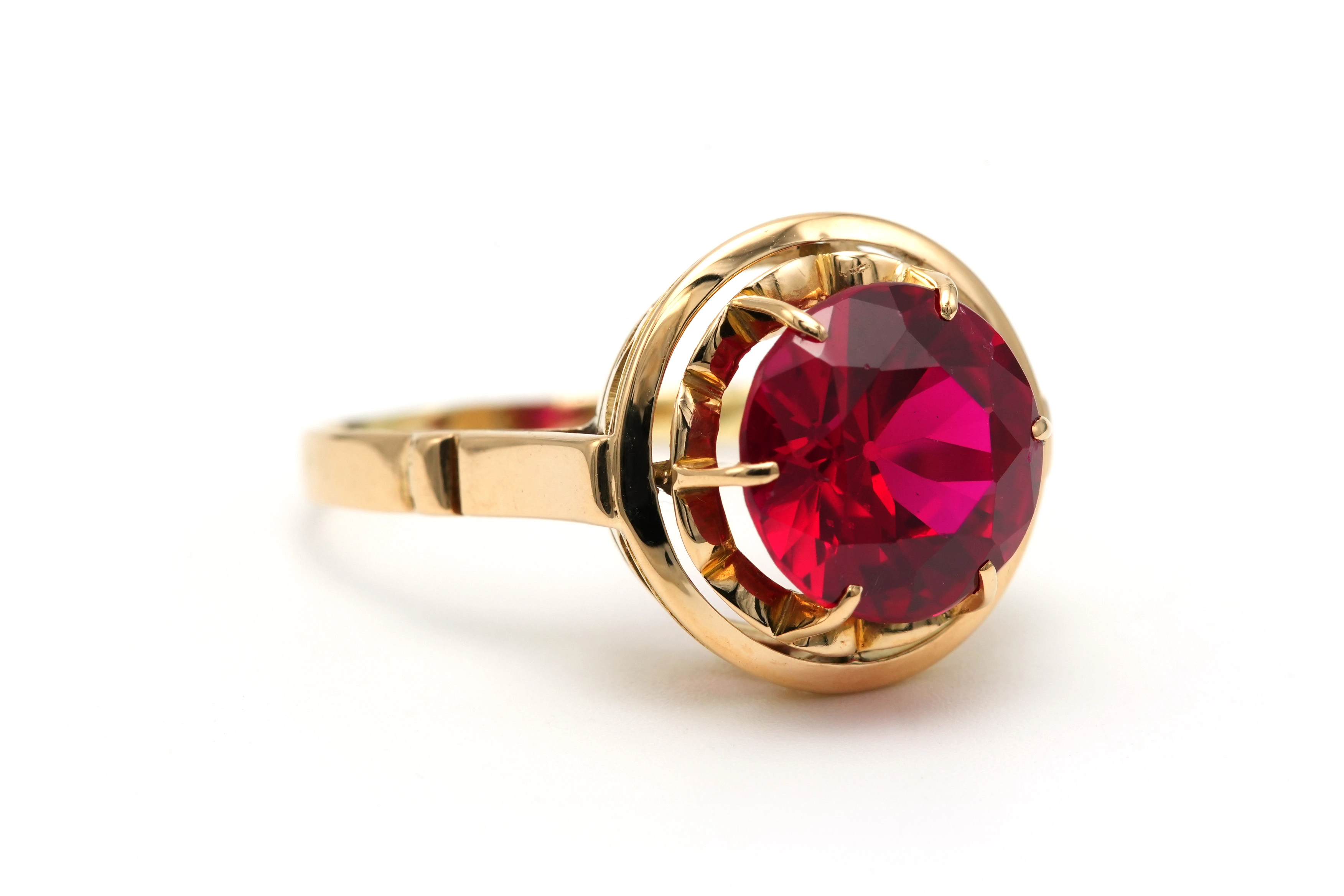 Bague Art Déco en or jaune 18 carats sertie d'un rubis de synthèse - 6