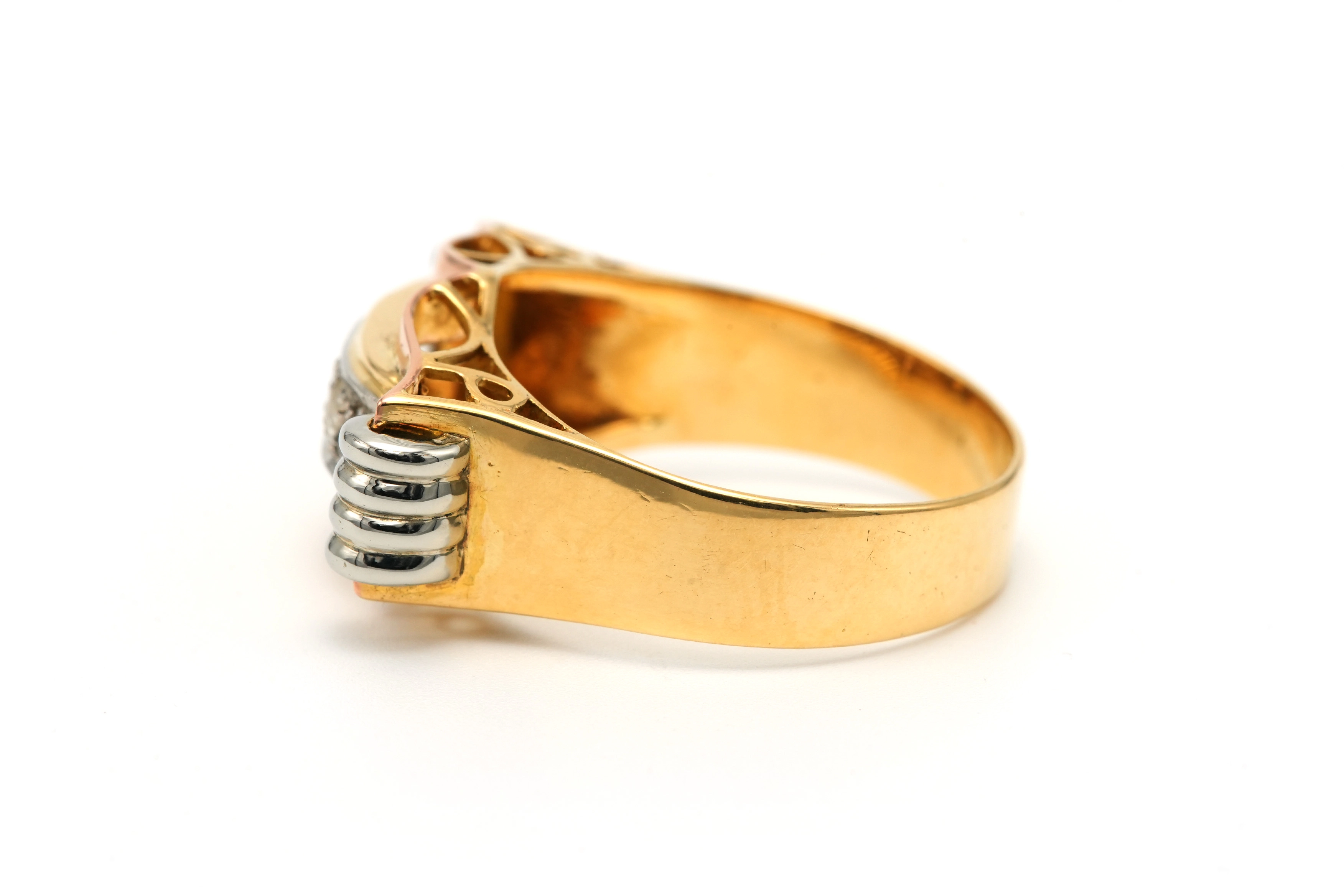 Bague Art Déco en or jaune et blanc 18 carats sertie de diamants "taille" rose - 3