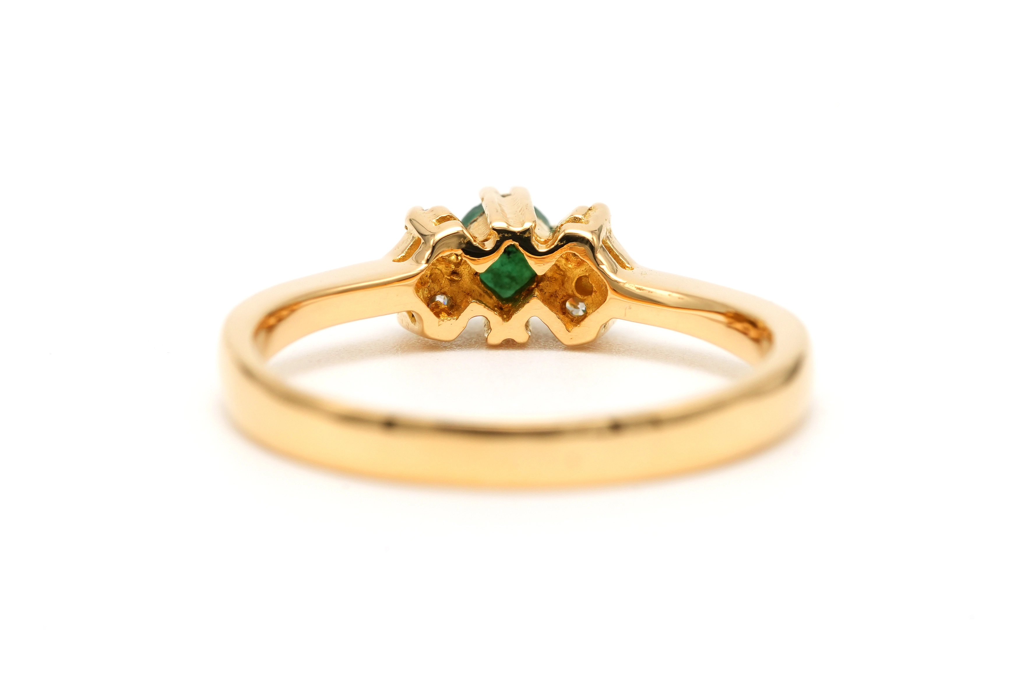 Bague contemporaine en or jaune 18 carats sertie d'une émeraude et de diamants "taille" brillant (+-0.056ct) - 4