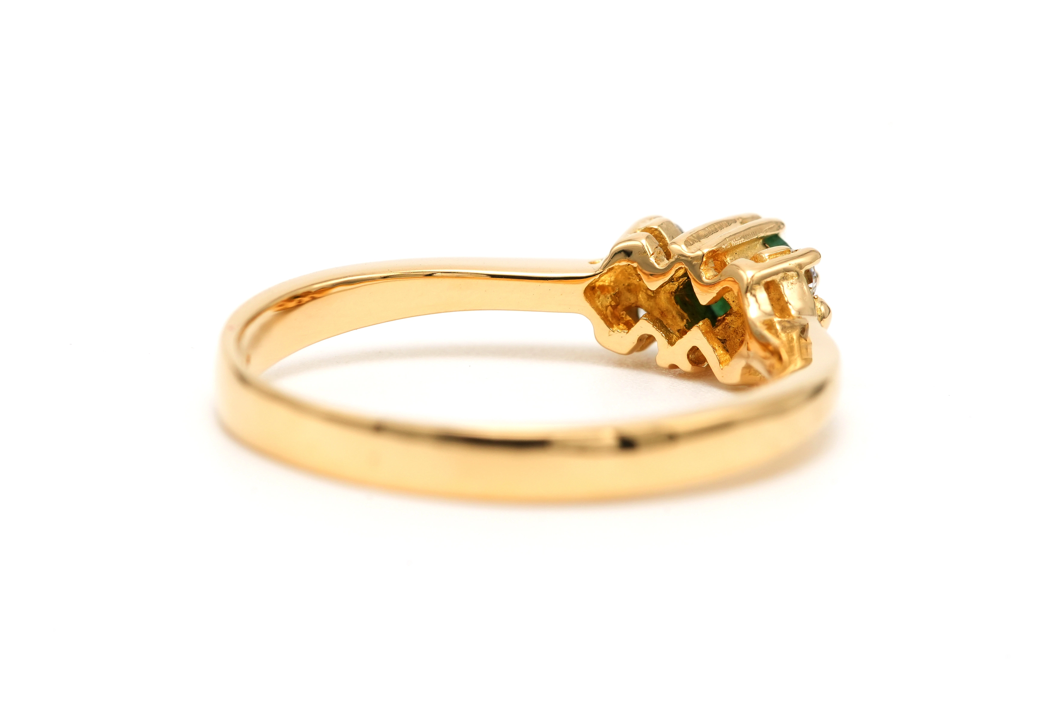 Bague contemporaine en or jaune 18 carats sertie d'une émeraude et de diamants "taille" brillant (+-0.056ct) - 5
