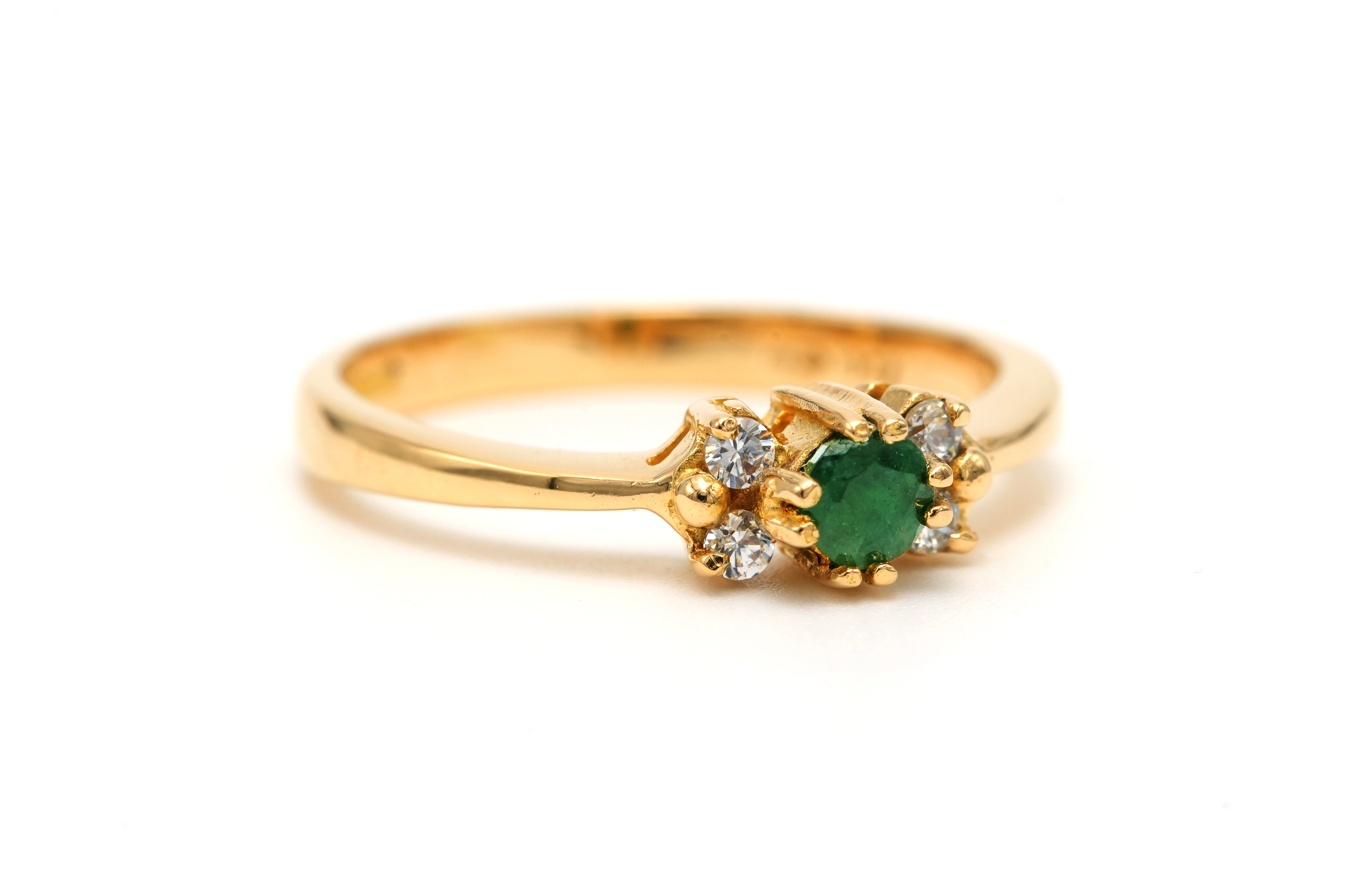 Bague contemporaine en or jaune 18 carats sertie d'une émeraude et de diamants "taille" brillant (+-0.056ct) - 6