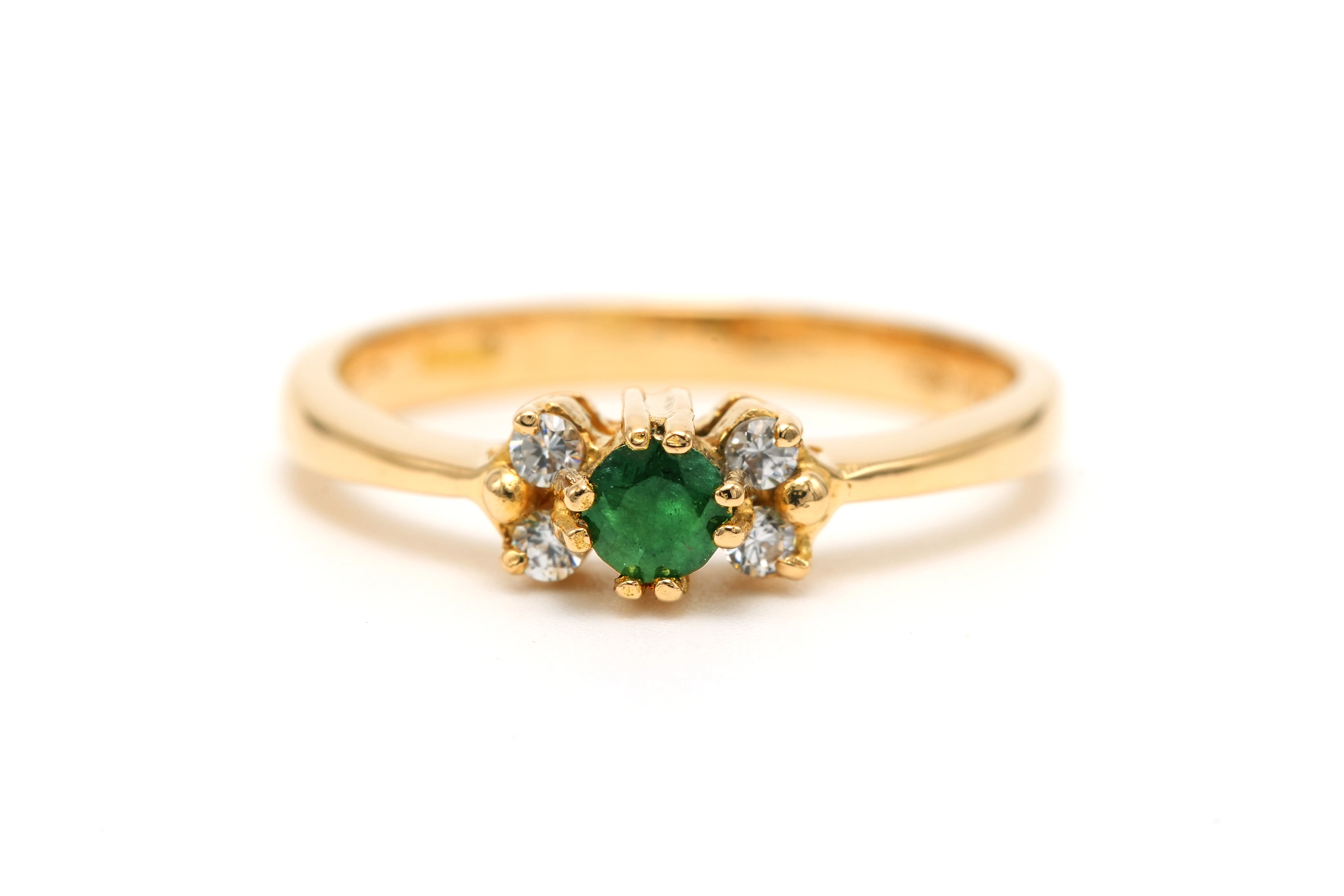 Bague contemporaine en or jaune 18 carats sertie d'une émeraude et de diamants "taille" brillant (+-0.056ct) - 1