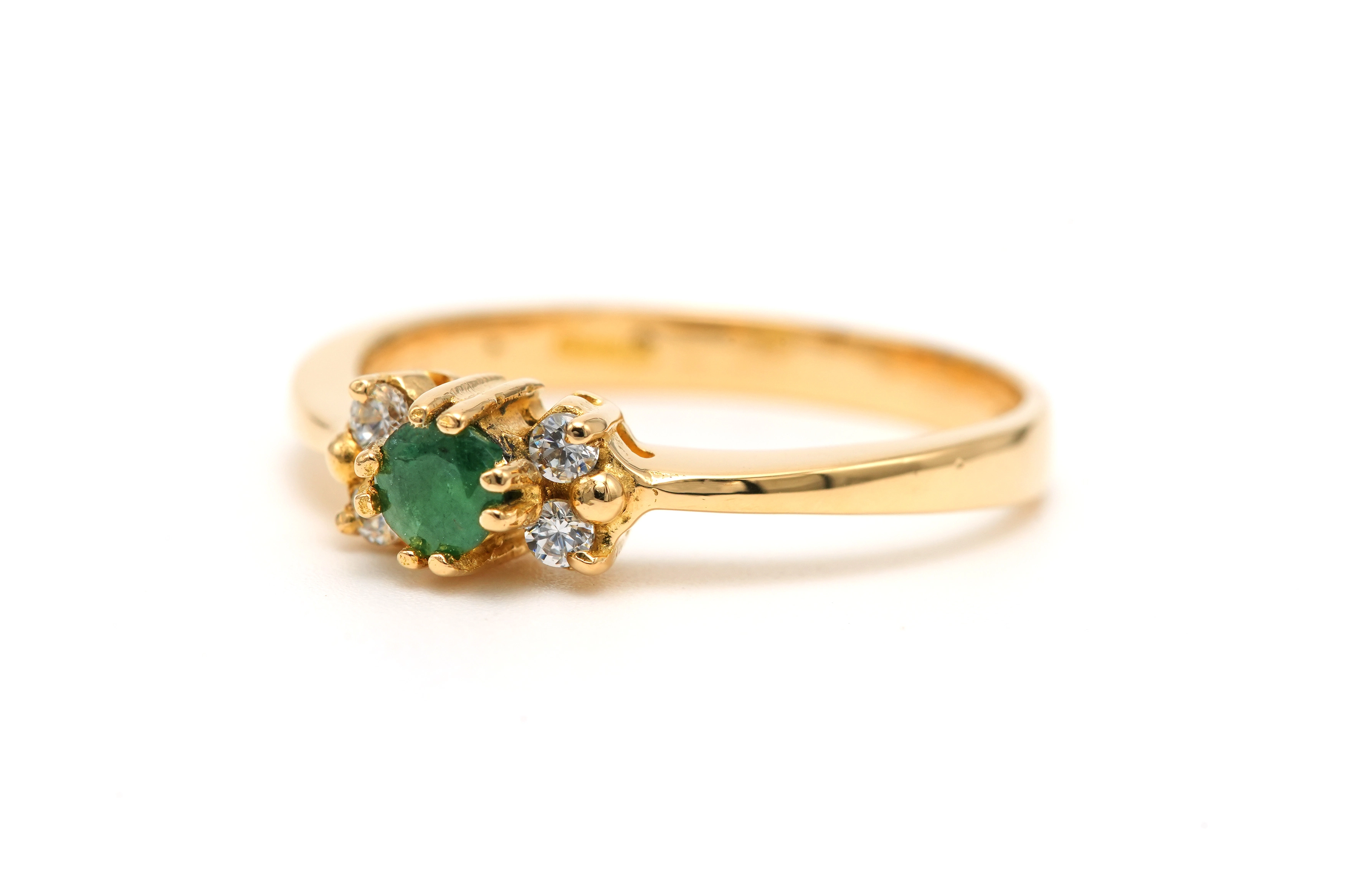 Bague contemporaine en or jaune 18 carats sertie d'une émeraude et de diamants "taille" brillant (+-0.056ct) - 2