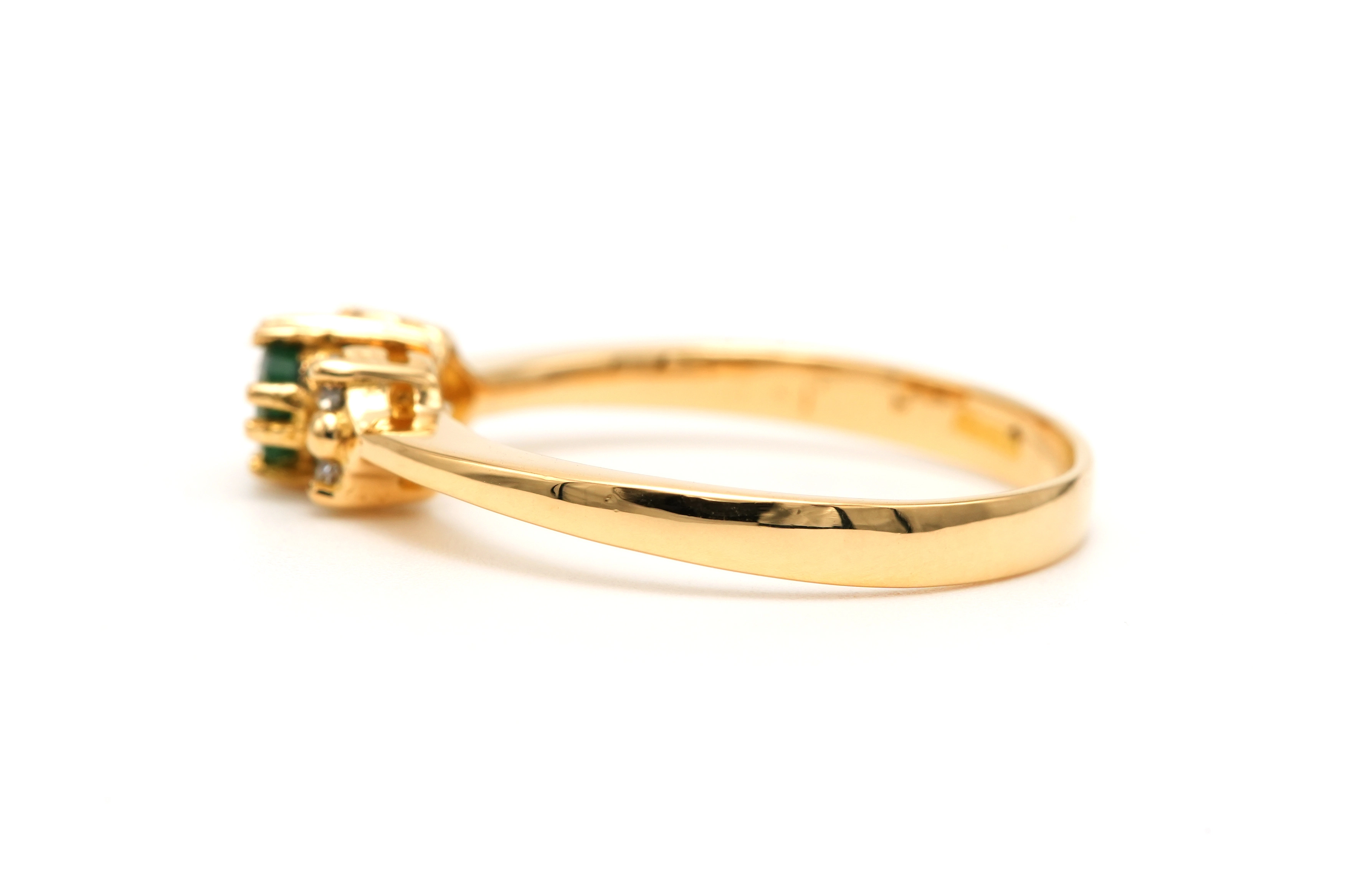 Bague contemporaine en or jaune 18 carats sertie d'une émeraude et de diamants "taille" brillant (+-0.056ct) - 3