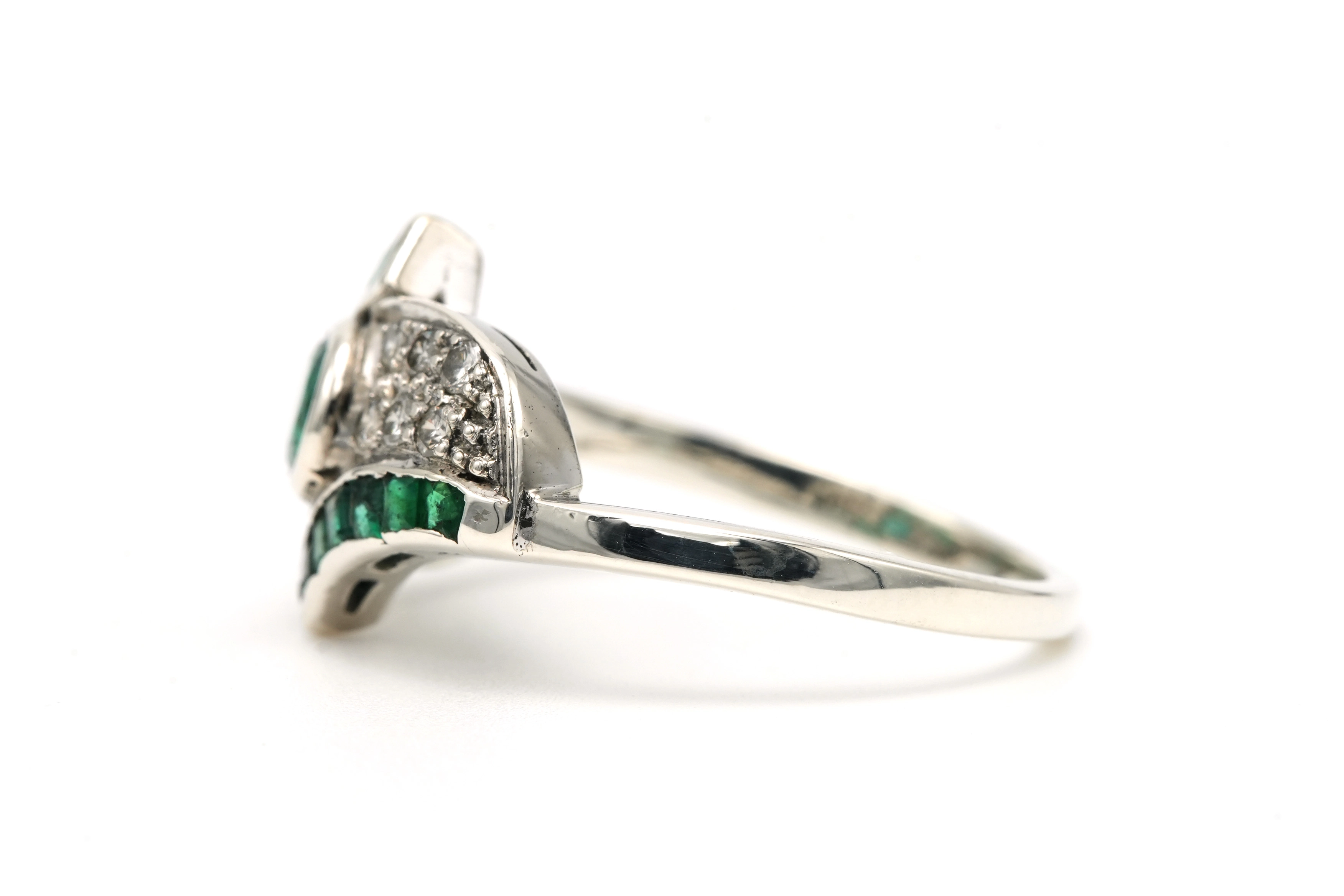 Bague Années 70 en or blanc 18 carats sertie d'émeraudes et de diamants "taille" brillant (+-0.084ct) - 3