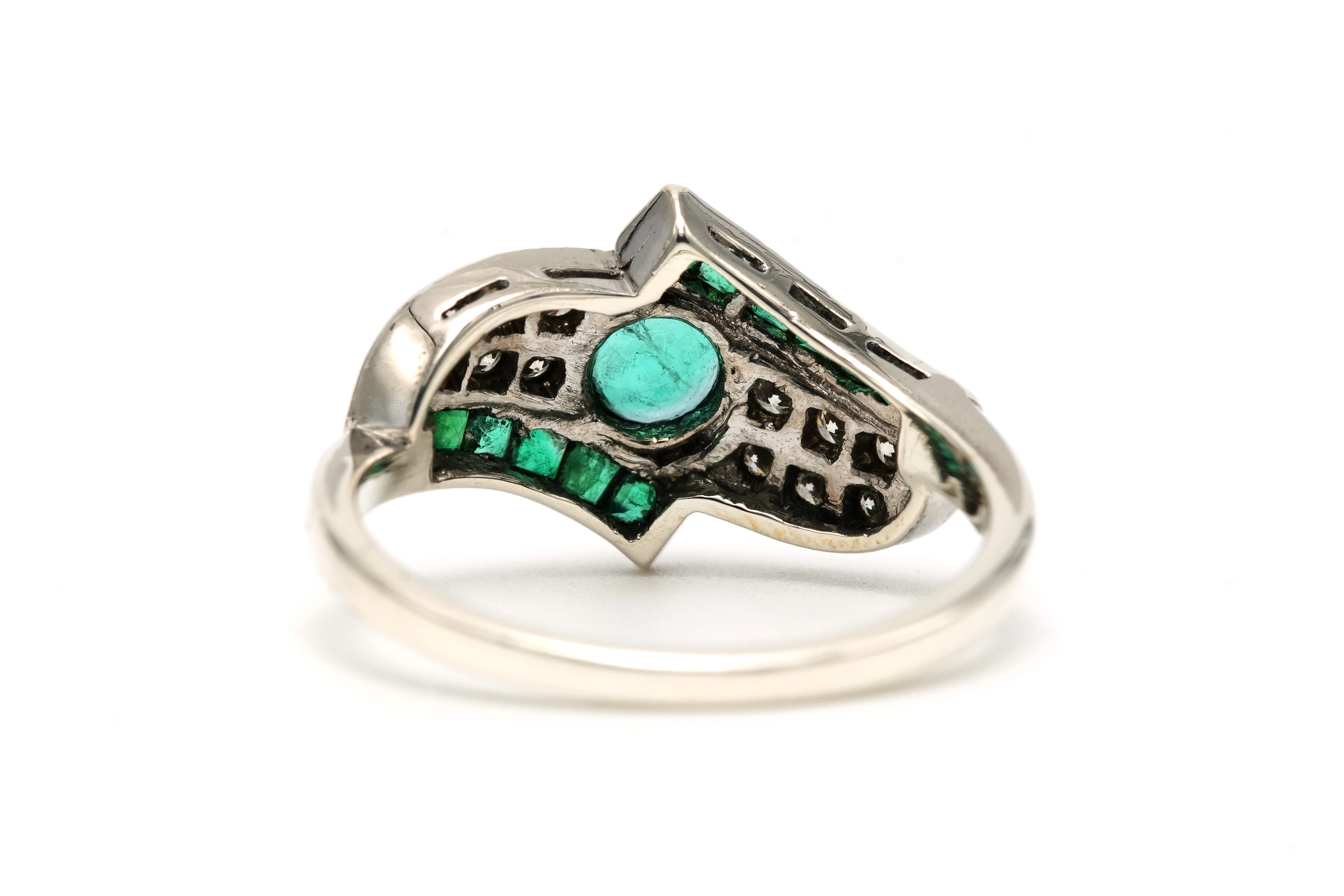 Bague Années 70 en or blanc 18 carats sertie d'émeraudes et de diamants "taille" brillant (+-0.084ct) - 4