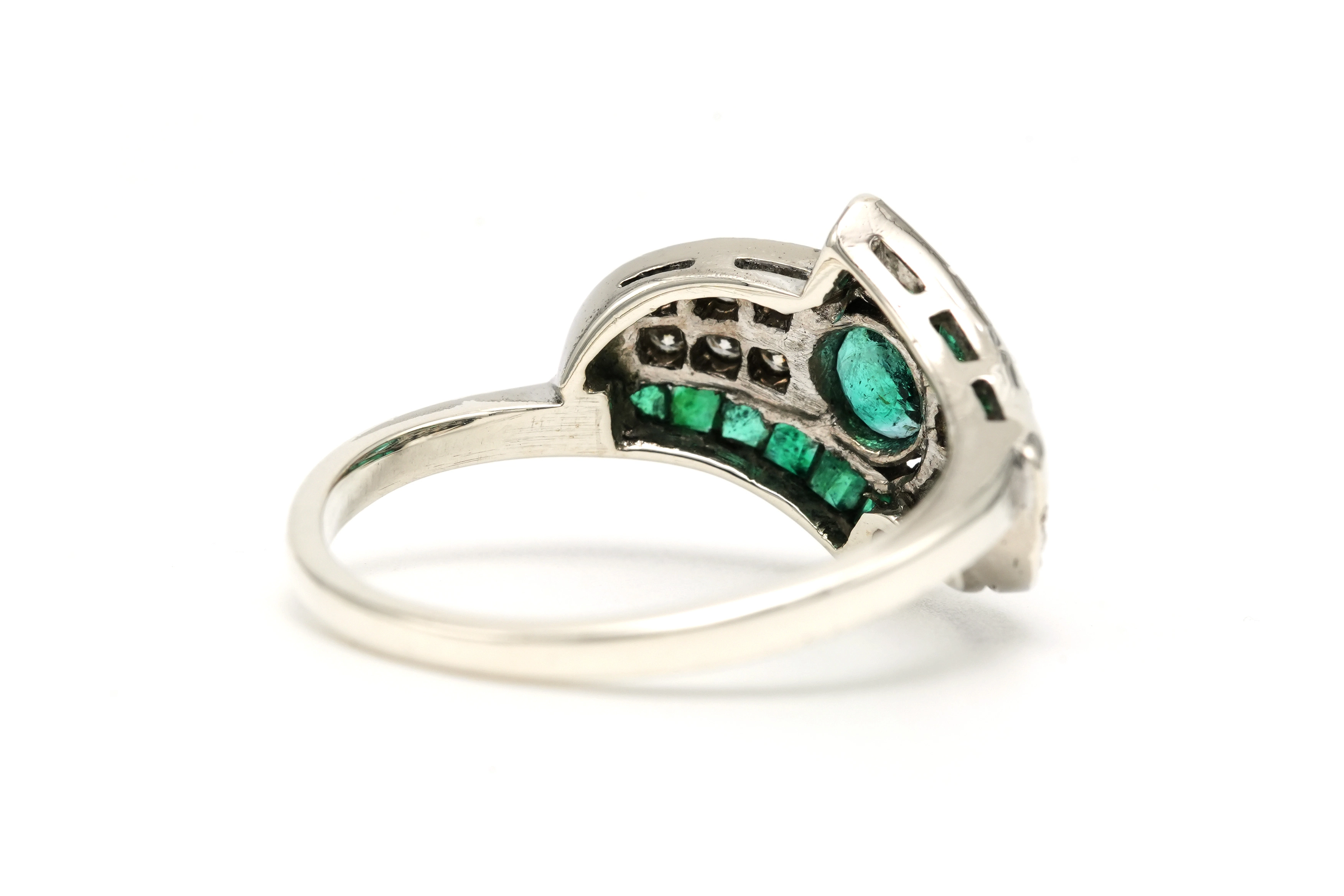 Bague Années 70 en or blanc 18 carats sertie d'émeraudes et de diamants "taille" brillant (+-0.084ct) - 5