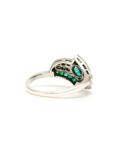 Bague Années 70 en or blanc 18 carats sertie d'émeraudes et de diamants "taille" brillant (+-0.084ct) - 5
