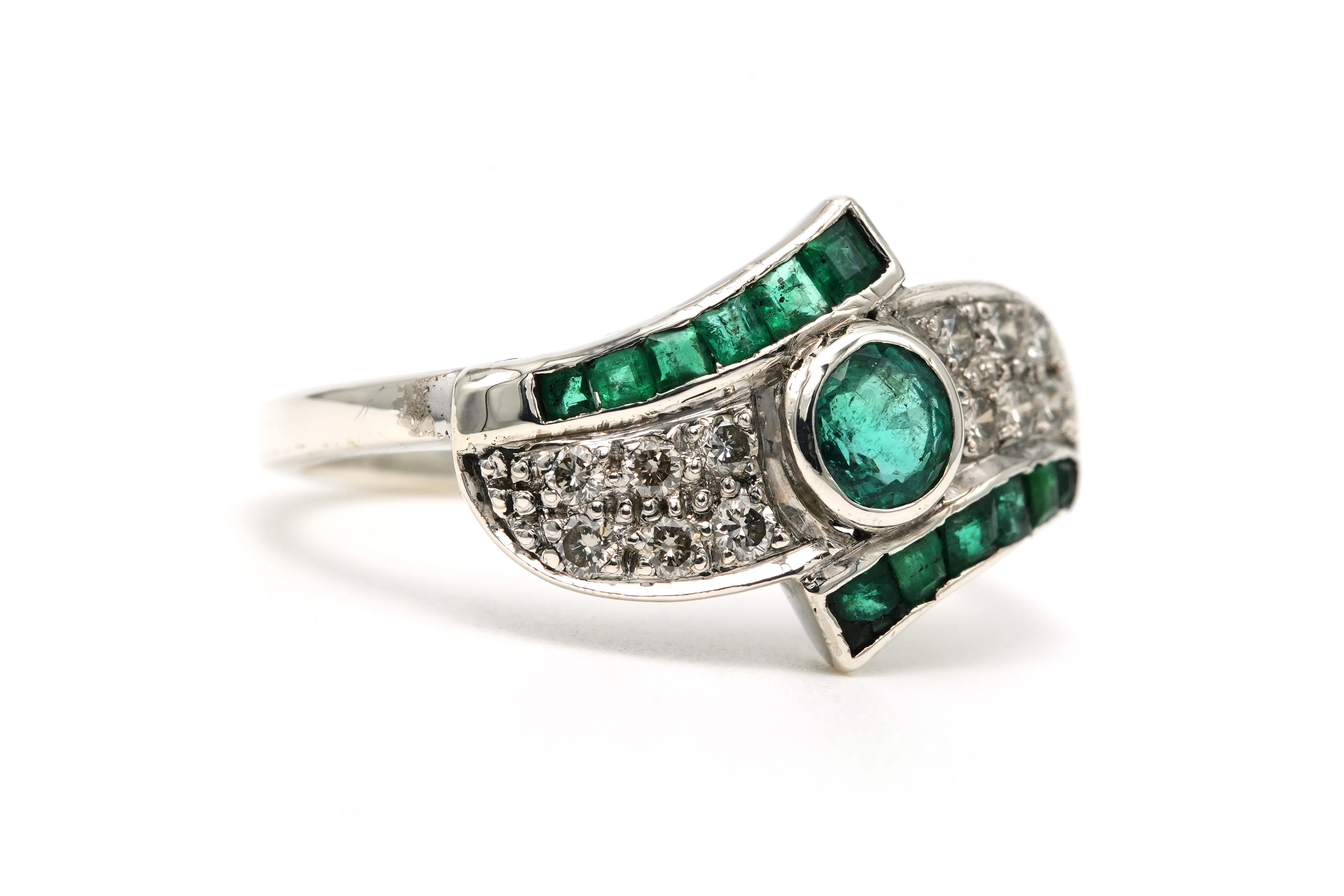 Bague Années 70 en or blanc 18 carats sertie d'émeraudes et de diamants "taille" brillant (+-0.084ct) - 6