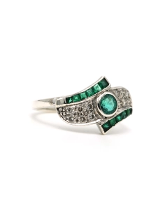 Bague Années 70 en or blanc 18 carats sertie d'émeraudes et de diamants "taille" brillant (+-0.084ct) - 6