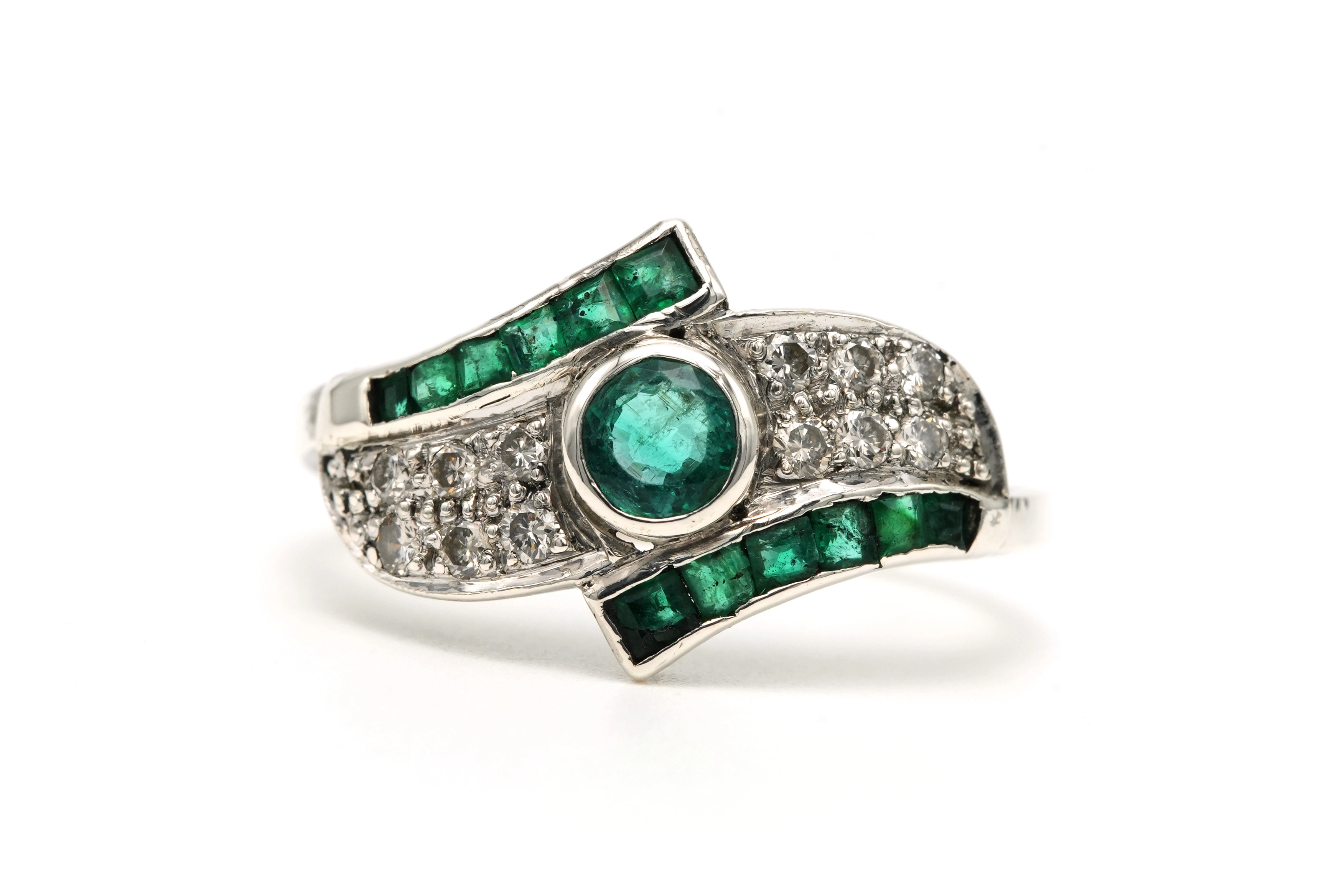 Bague Années 70 en or blanc 18 carats sertie d'émeraudes et de diamants "taille" brillant (+-0.084ct) - - 1