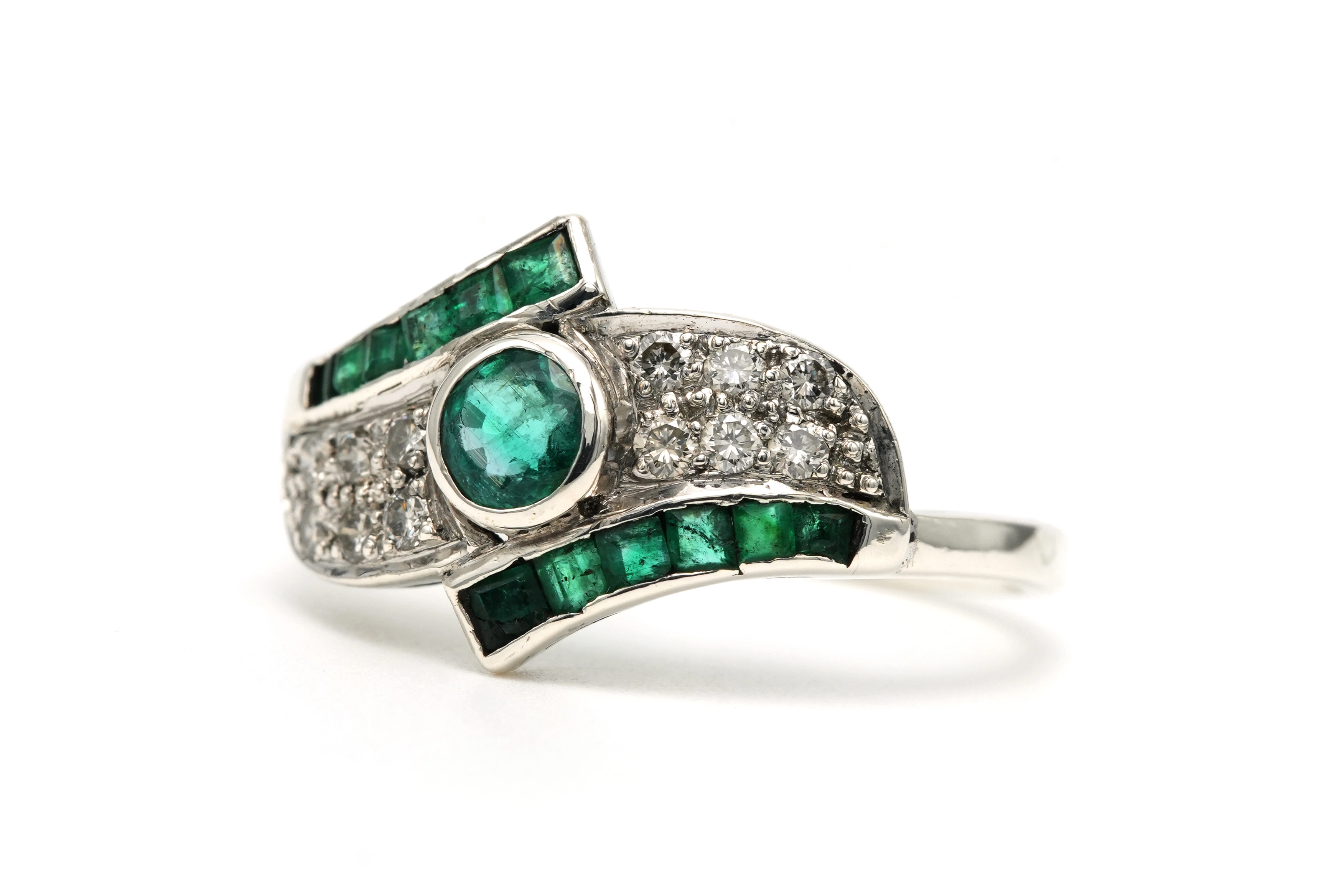 Bague Années 70 en or blanc 18 carats sertie d'émeraudes et de diamants "taille" brillant (+-0.084ct) - 2