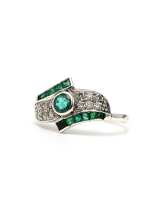 Bague Années 70 en or blanc 18 carats sertie d'émeraudes et de diamants "taille" brillant (+-0.084ct) - 2