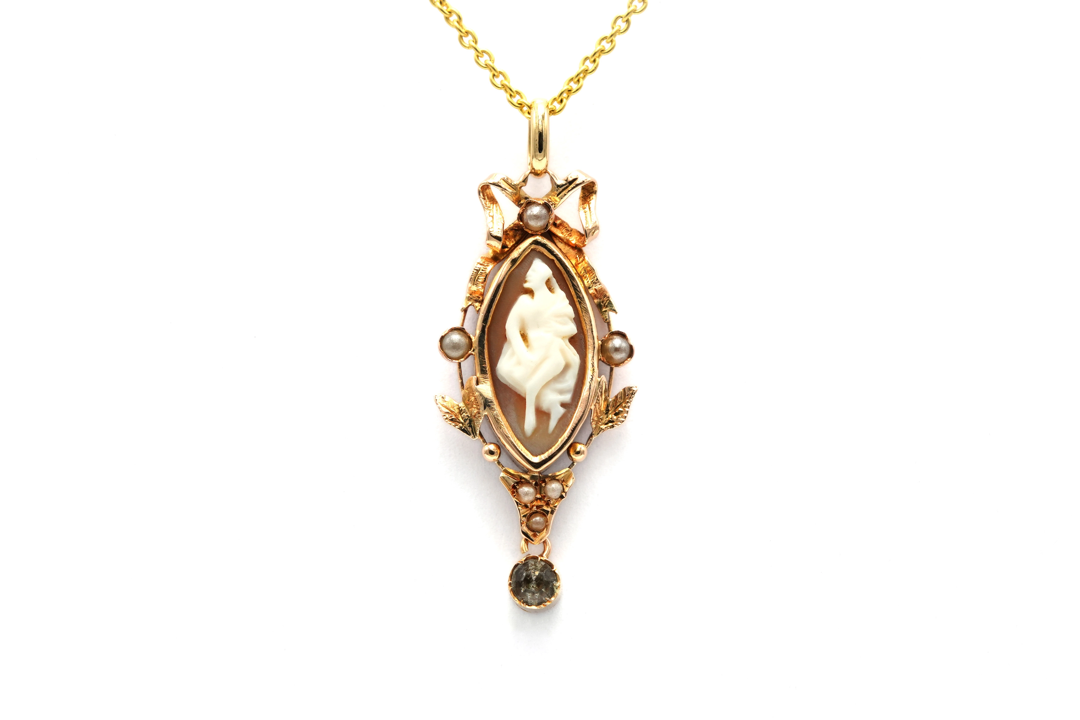Pendentif Art Nouveau en or jaune 18 carats serti d'un camée coquillage et de perles et de strass - - 1