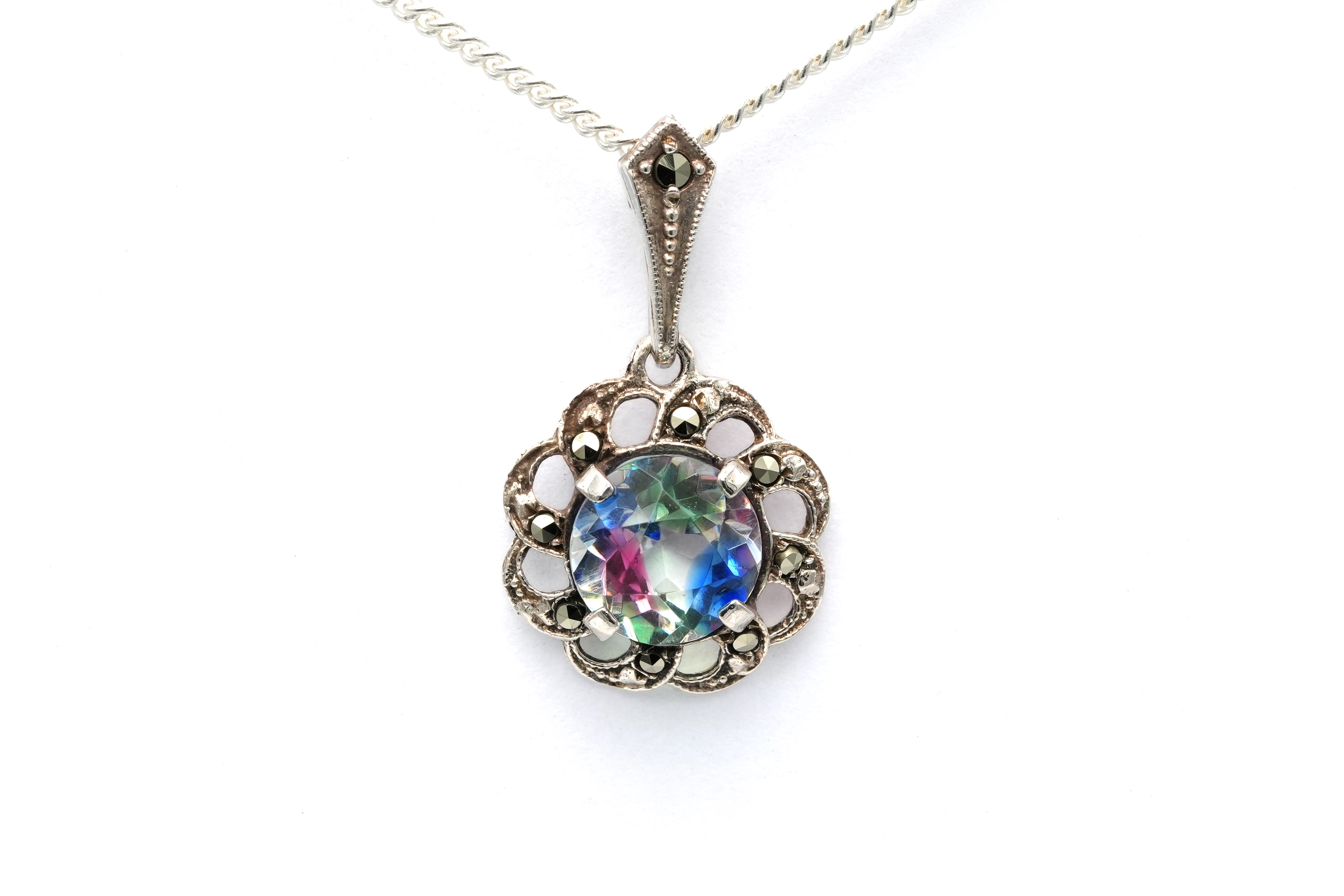 Pendentif Art Déco en argent 935 serti de marcassites et d'une pierre du Rhin