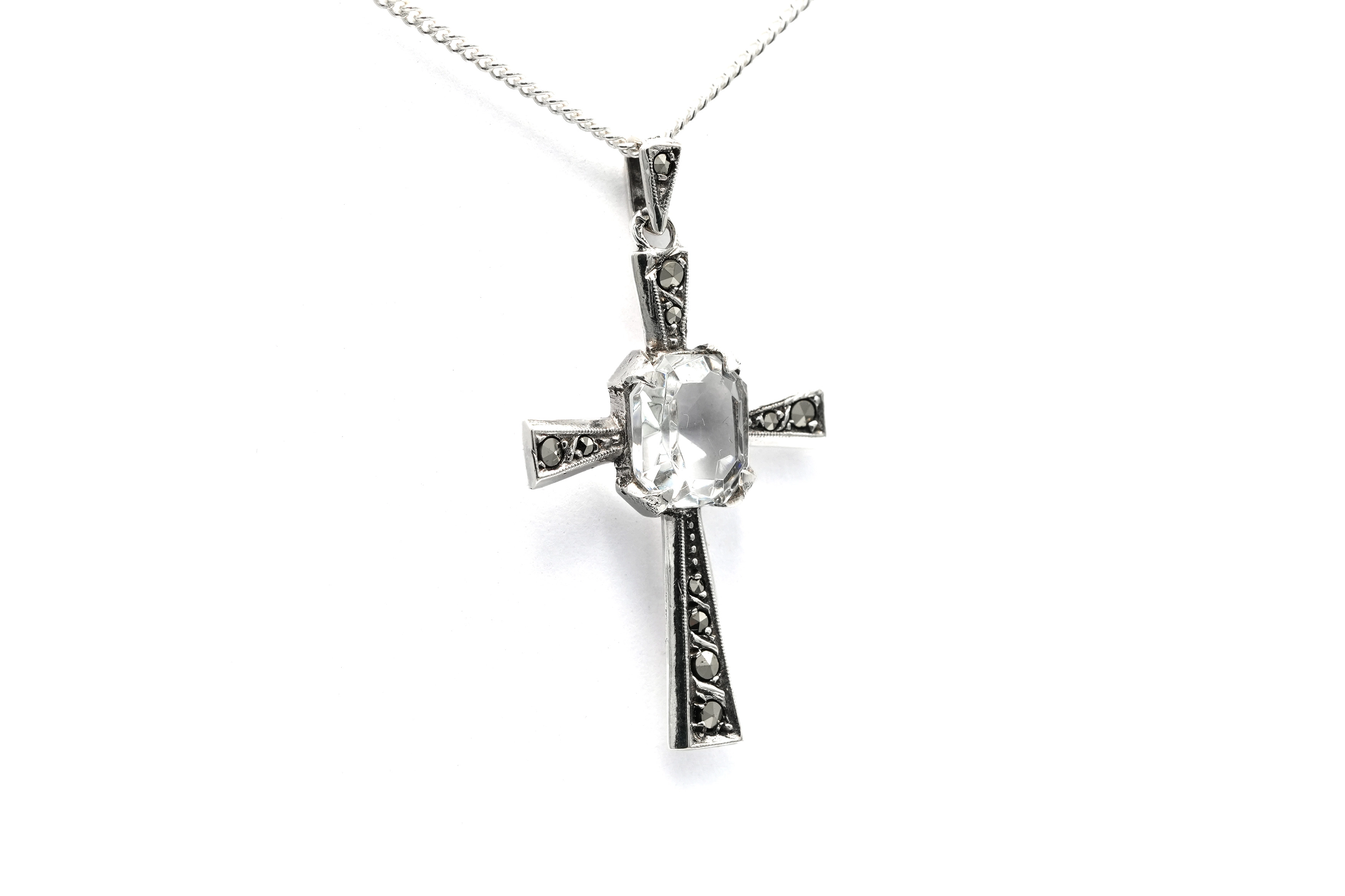 Pendentif Art Déco en argent serti de marcassites et d'un cristal