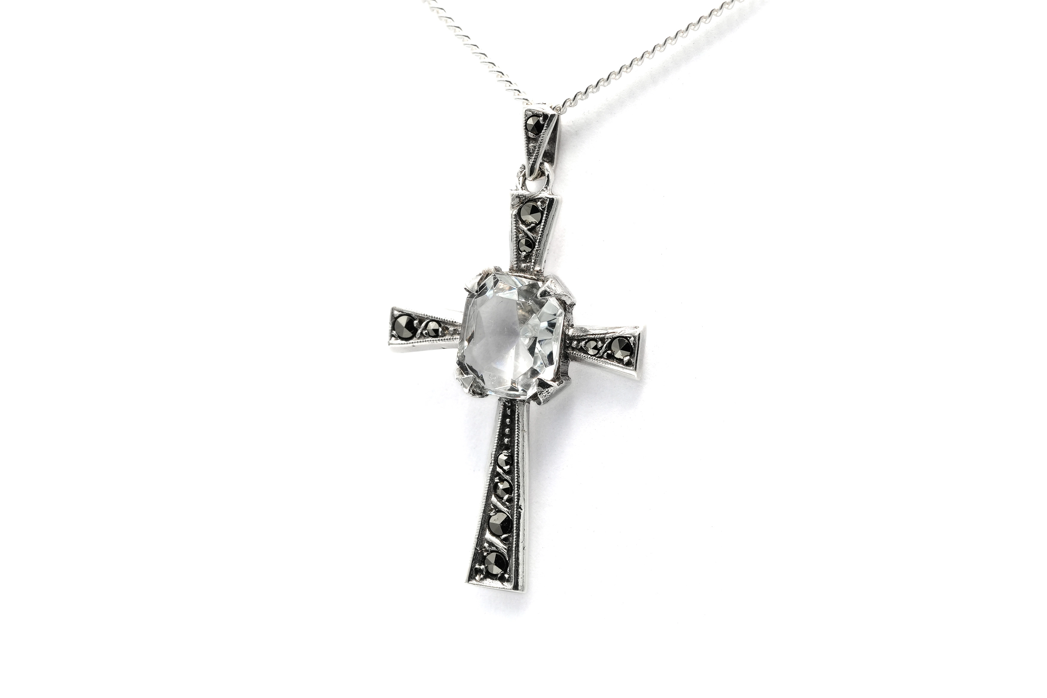 Pendentif Art Déco en argent serti de marcassites et d'un cristal