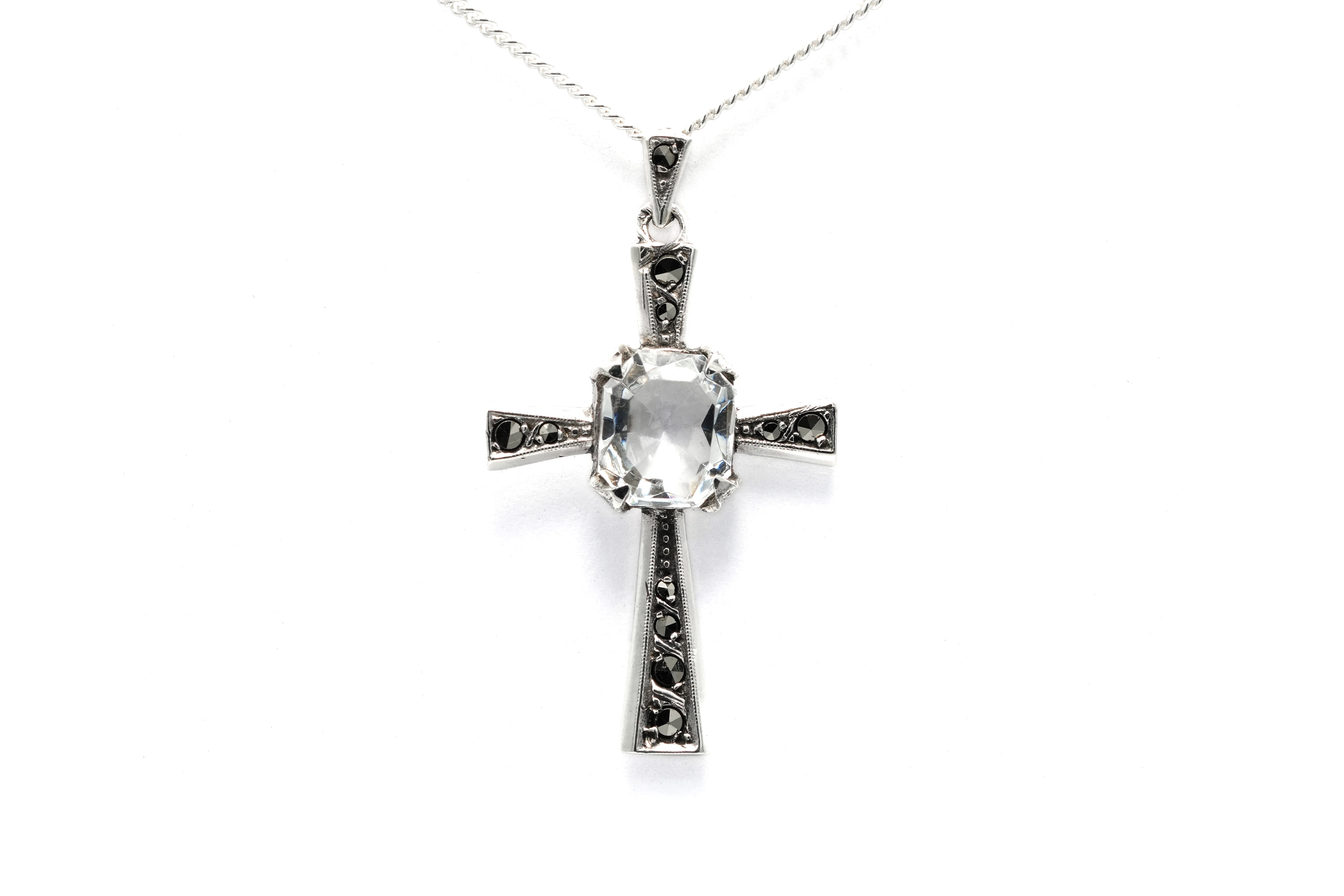 Pendentif Art Déco en argent serti de marcassites et d'un cristal