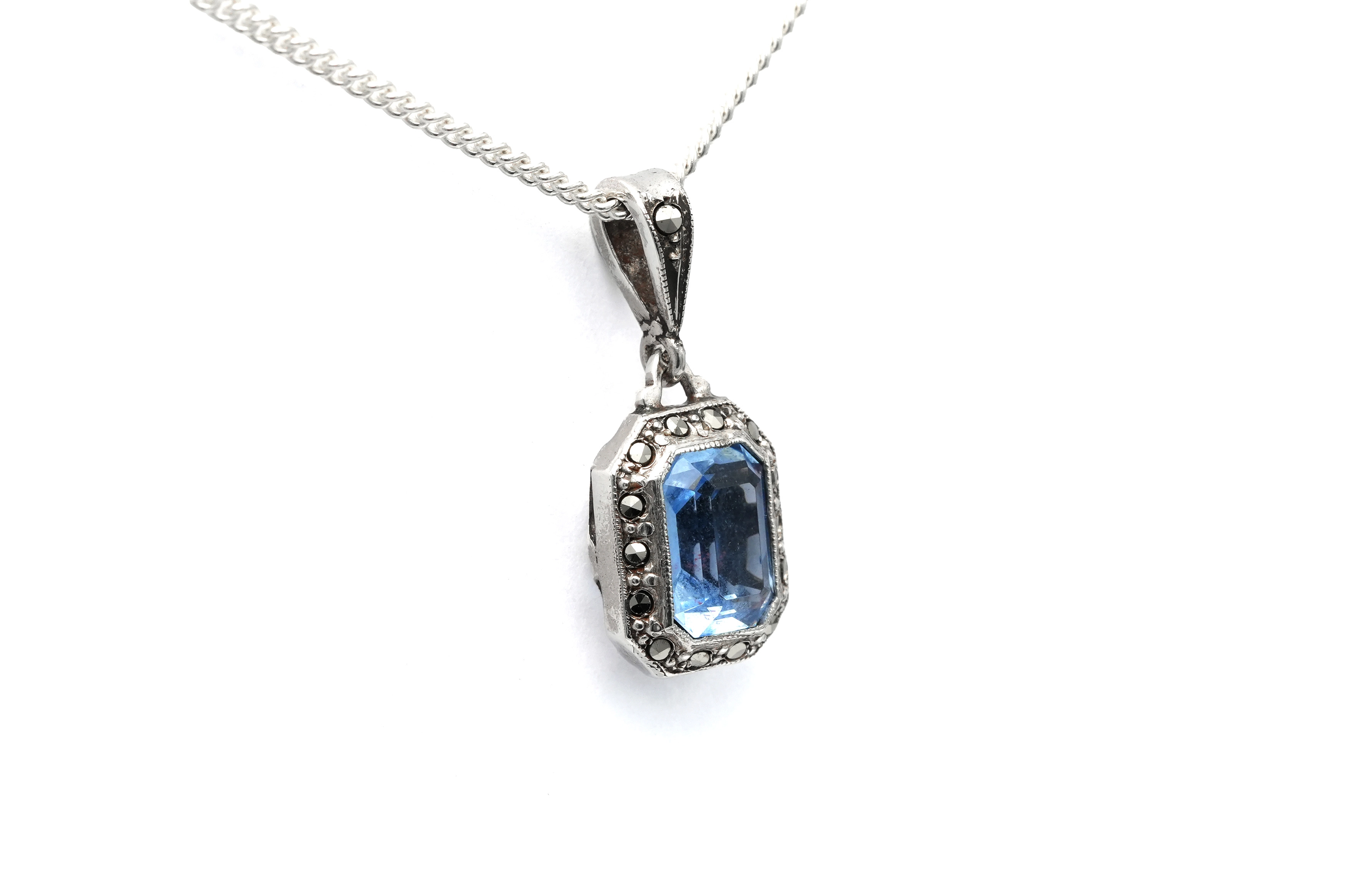 Pendentif Art Déco en argent serti de marcassites et d'une spinelle de synthèse