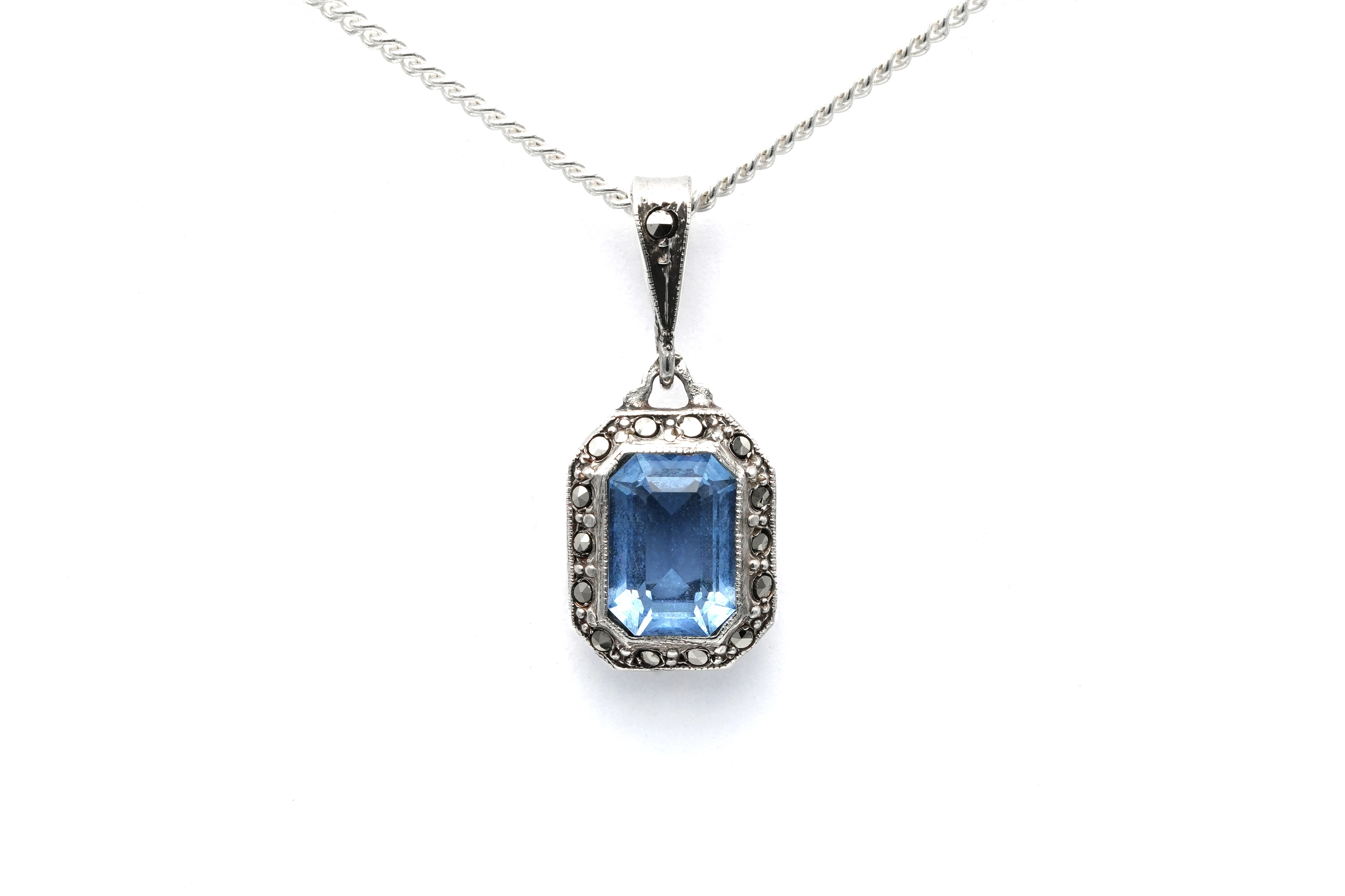 Pendentif Art Déco en argent serti de marcassites et d'une spinelle de synthèse