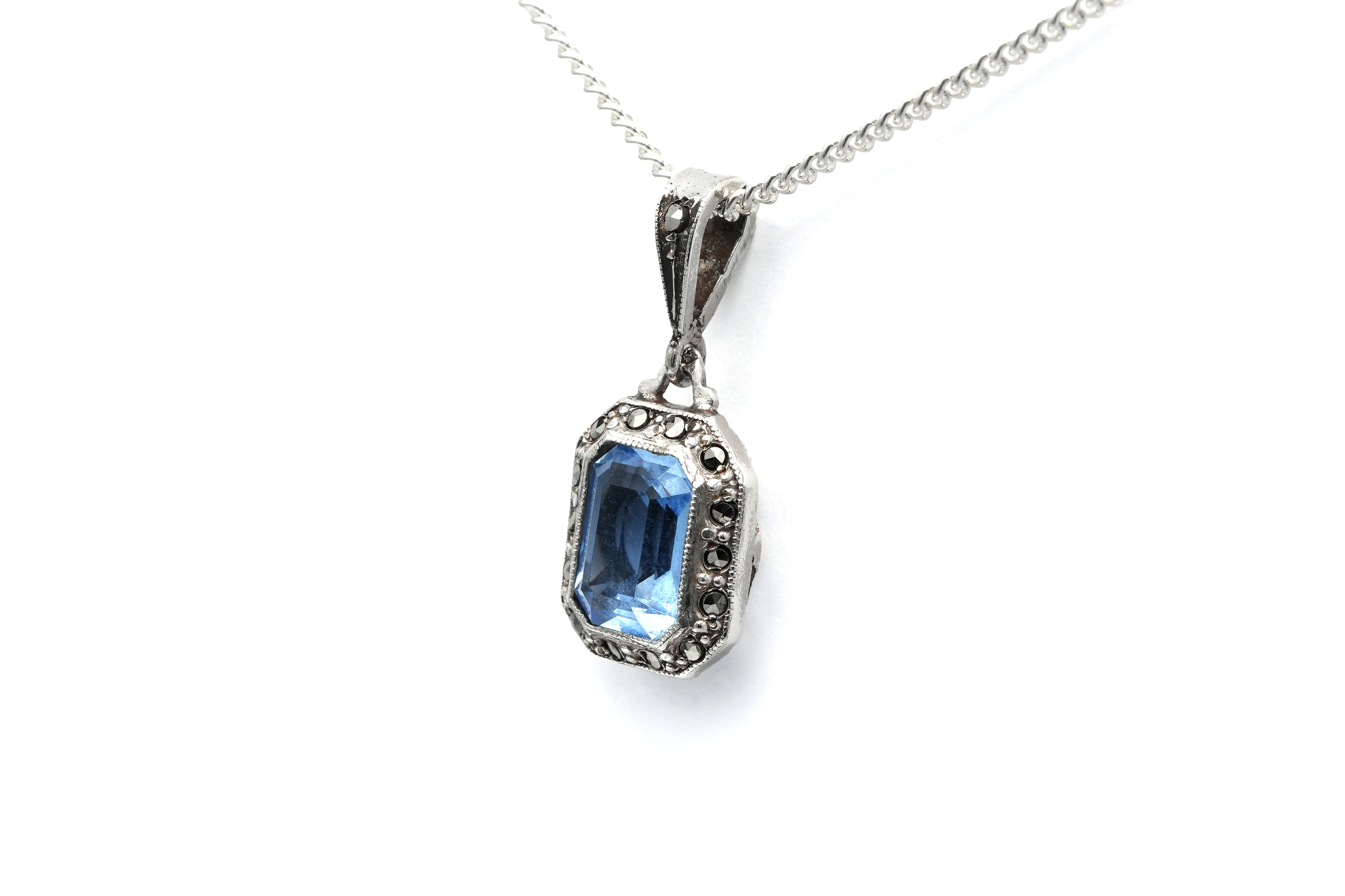 Pendentif Art Déco en argent serti de marcassites et d'une spinelle de synthèse