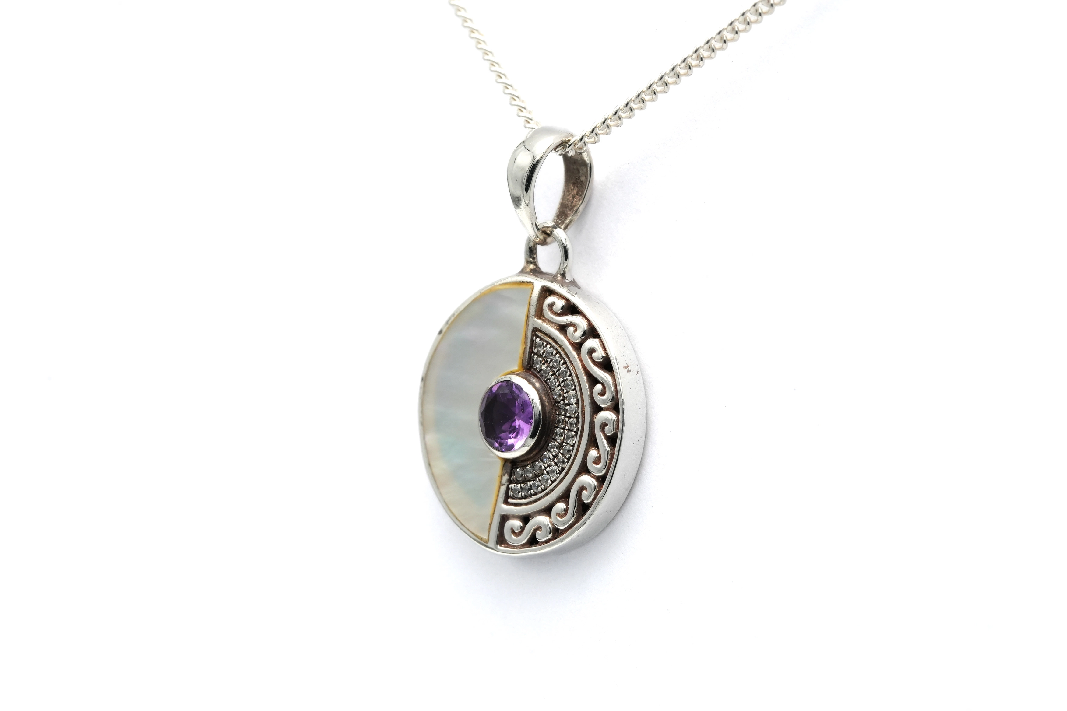 Pendentif contemporain en argent 925 serti de nacre, de zirconiums et d'une améthyste