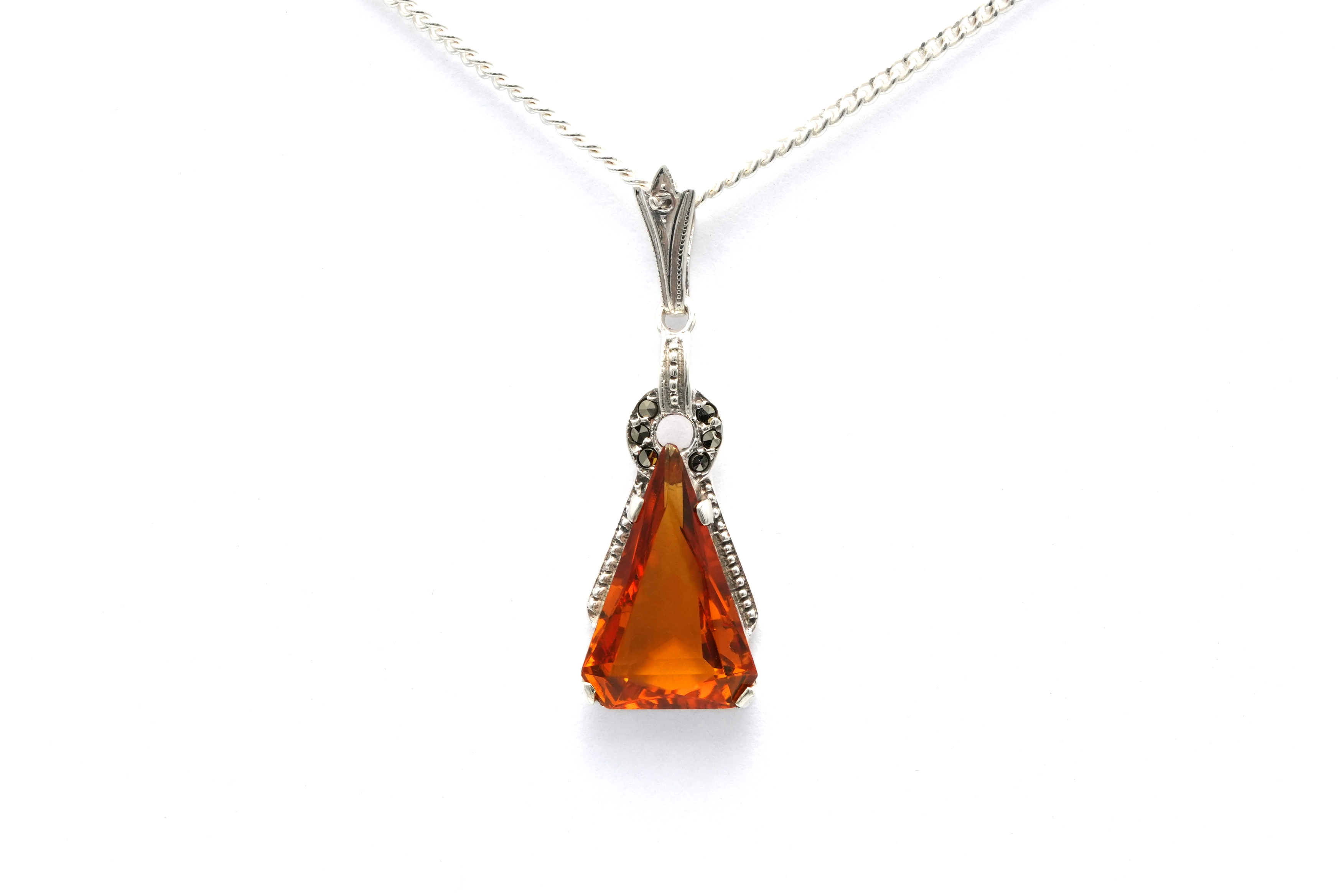 Pendentif Art Déco en argent serti de marcassites et d'une citrine