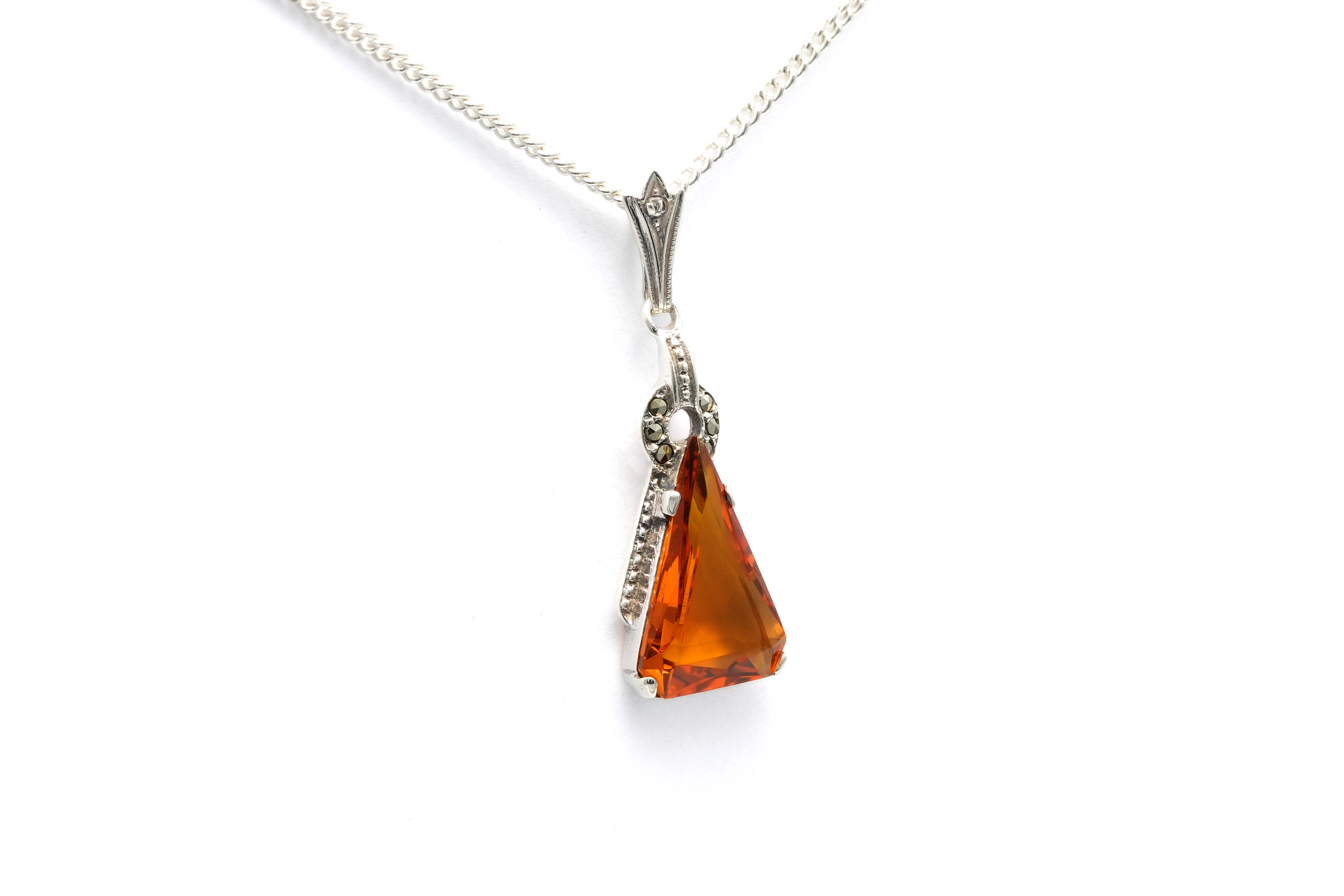 Pendentif Art Déco en argent serti de marcassites et d'une citrine