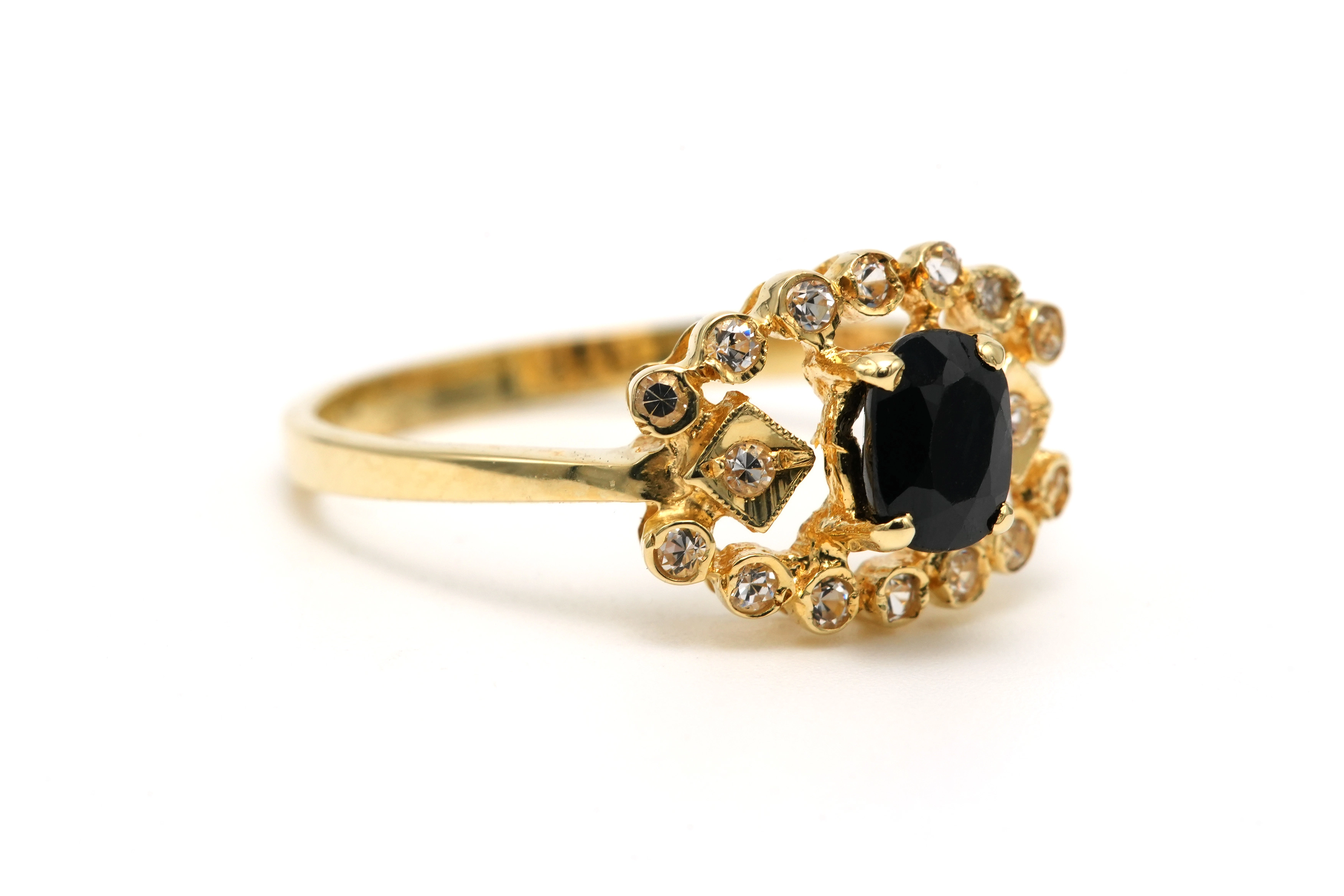 Bague Art Déco en or jaune 14 carats sertie d'un saphir et de diamants "taille" 8/8 - 6