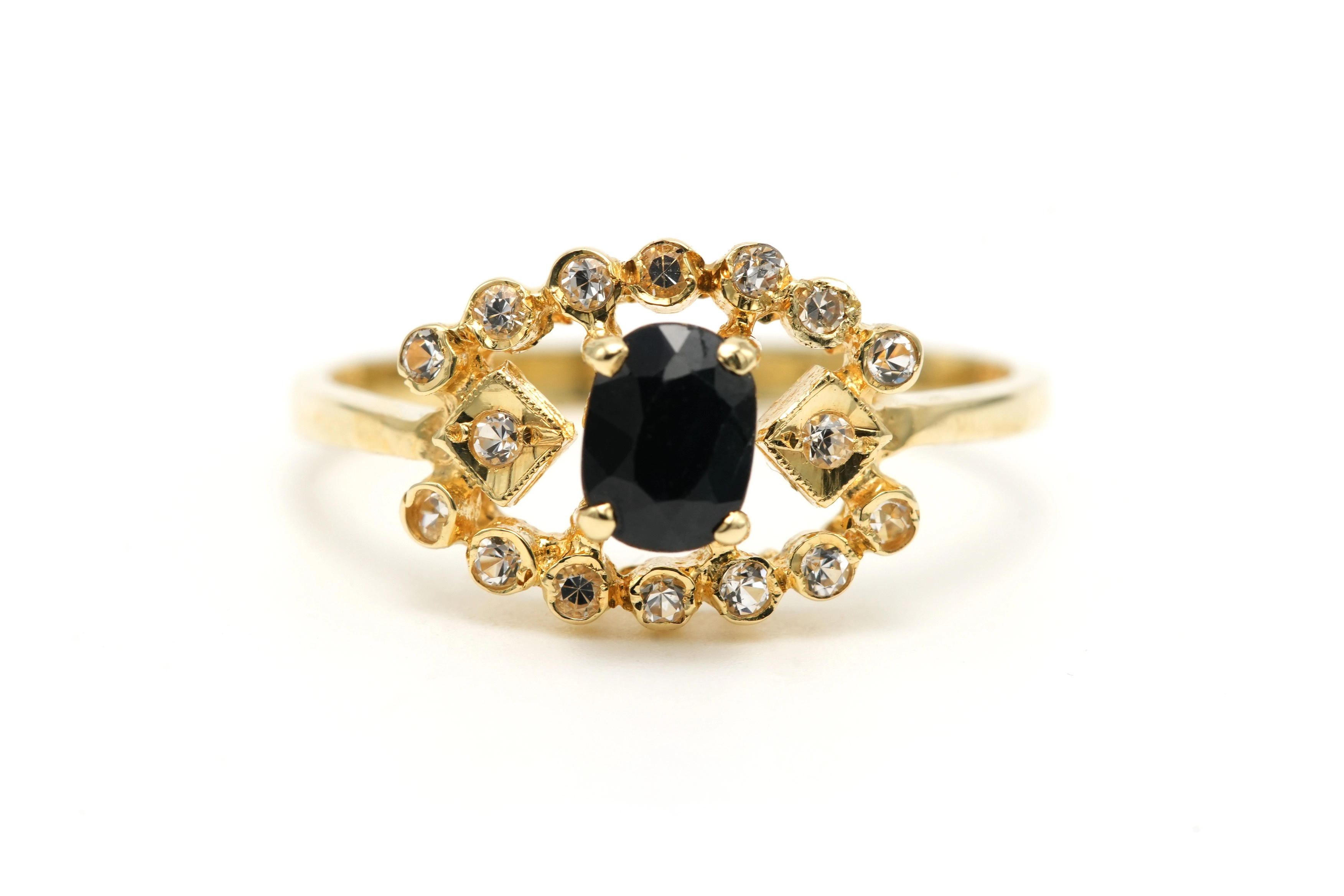 Bague Art Déco en or jaune 14 carats sertie d'un saphir et de diamants "taille" 8/8 - - 1