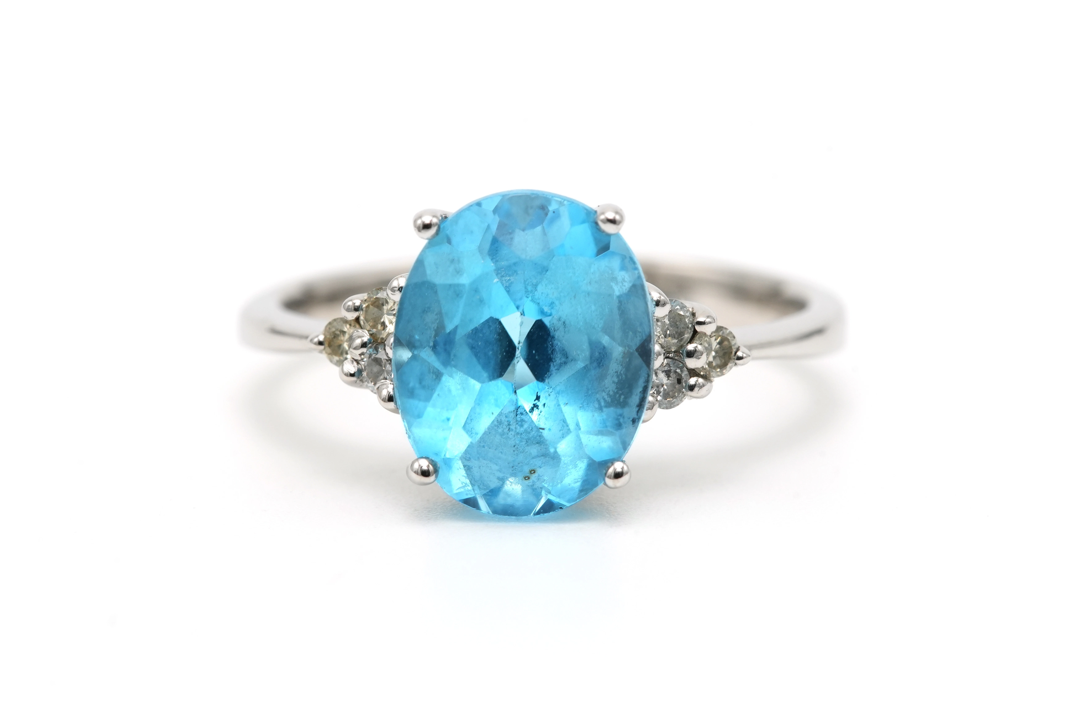 Bague contemporaine en or blanc 14 carats sertie d'une topaze et de diamants "taille" brillant (+-0.06ct) - - 1