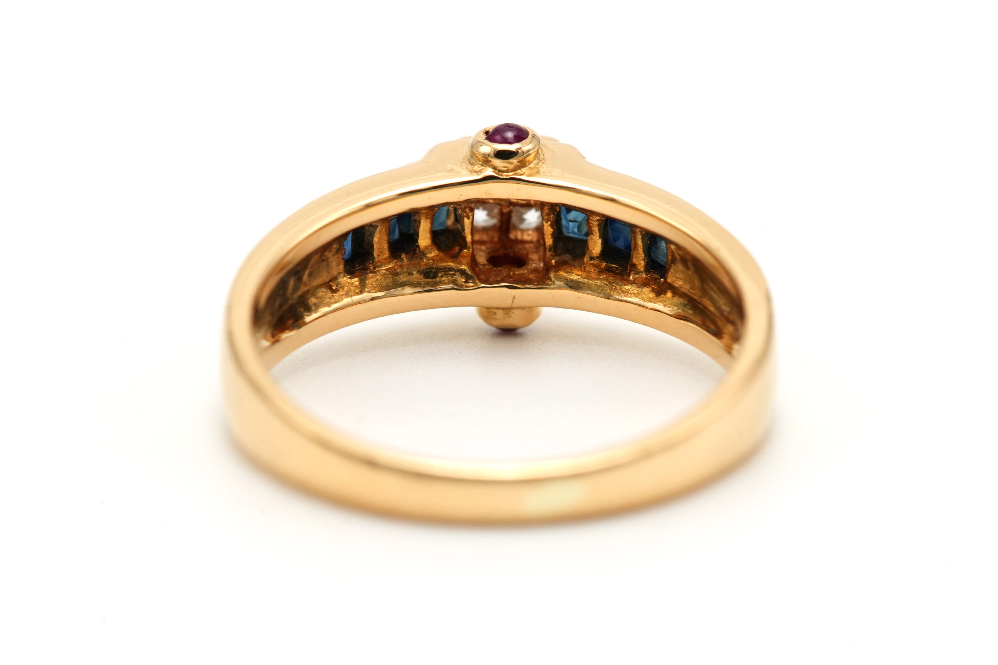 Bague contemporaine en or jaune 18 carats sertie de saphirs, de rubis et de diamants "taille" brillant (+-0.056ct) - - 4