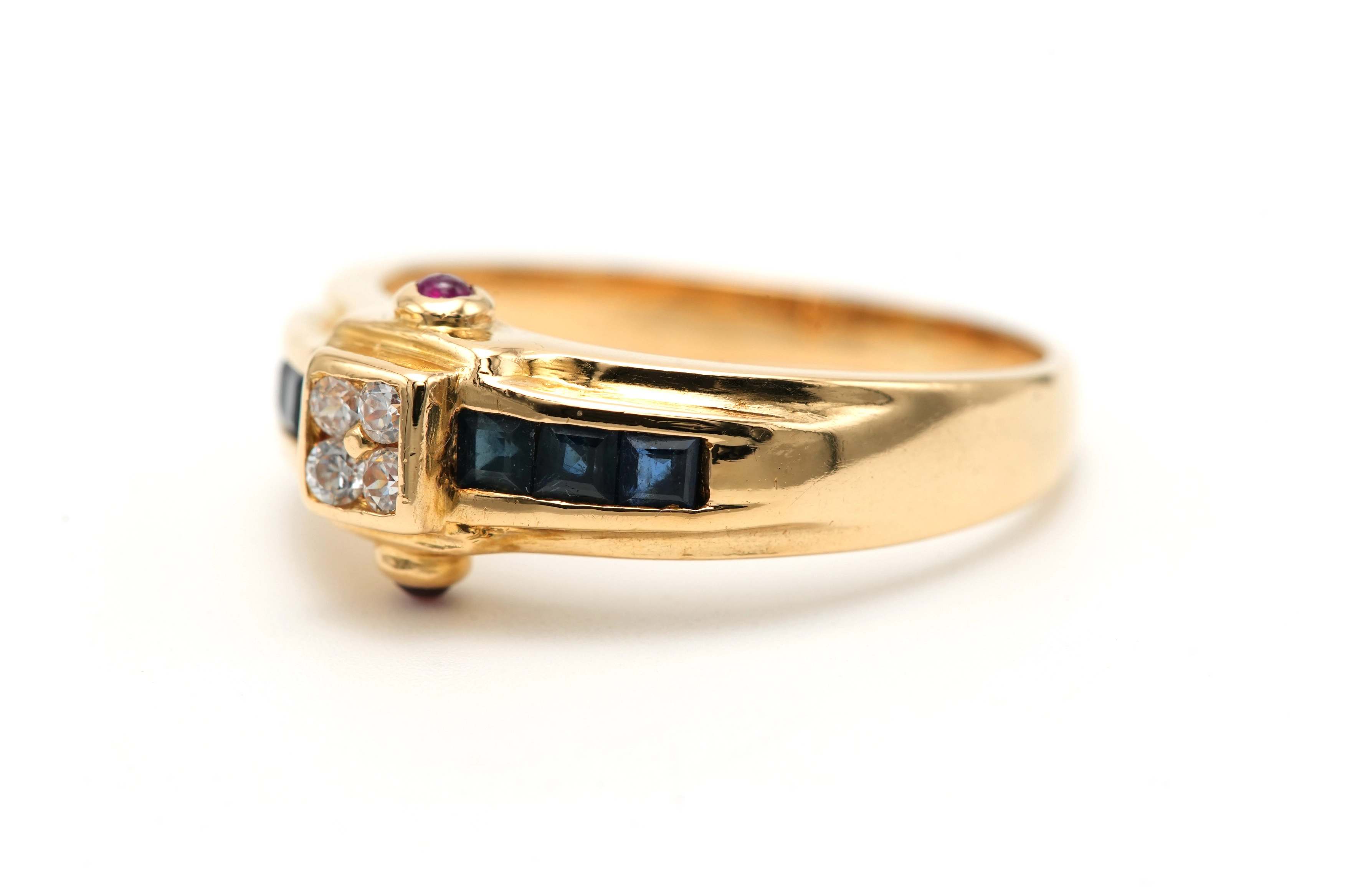 Bague contemporaine en or jaune 18 carats sertie de saphirs, de rubis et de diamants "taille" brillant (+-0.056ct) - - 2