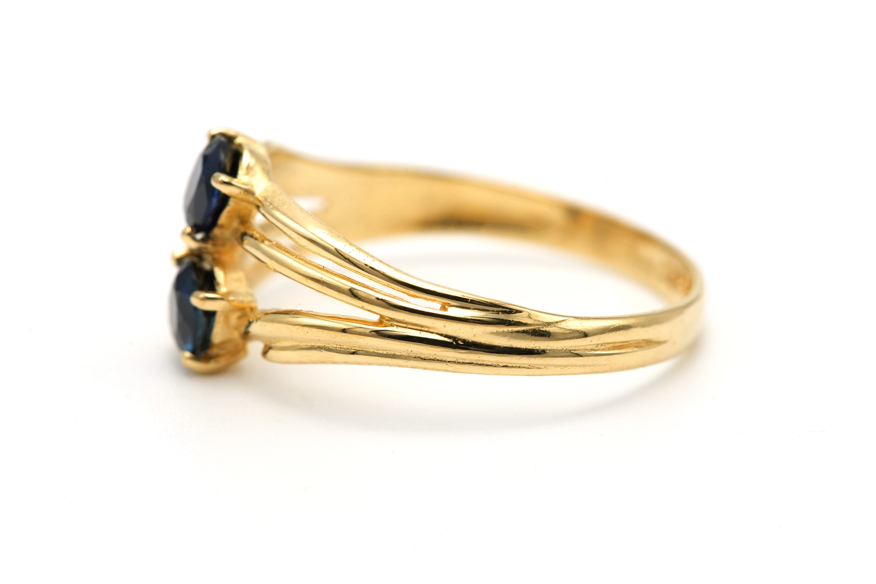 Bague contemporaine en or jaune 18 carats sertie de saphirs