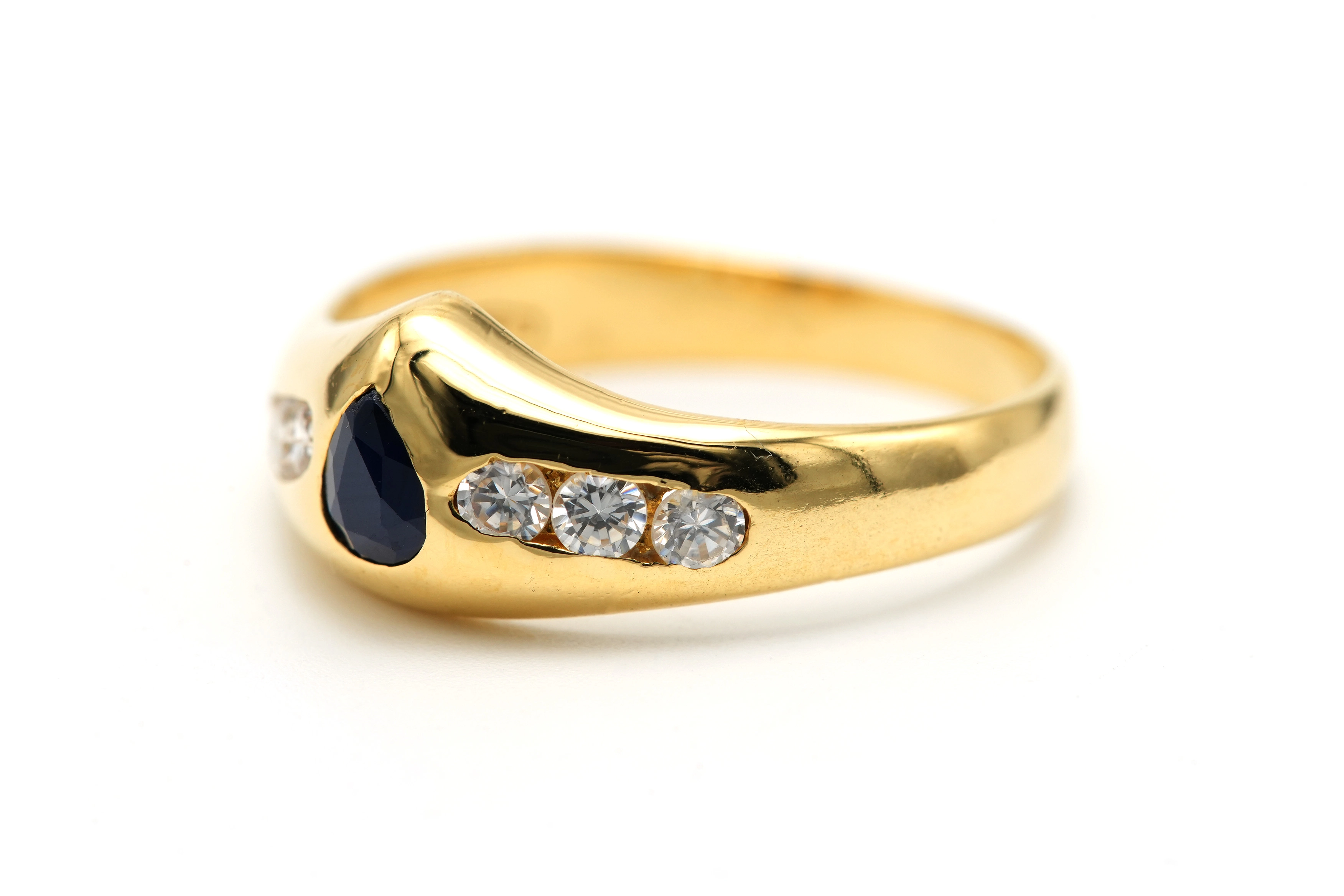 Bague contemporaine en or jaune 18 carats sertie d'un saphir et de diamants "taille" brillant (+-0.15ct) - - 2