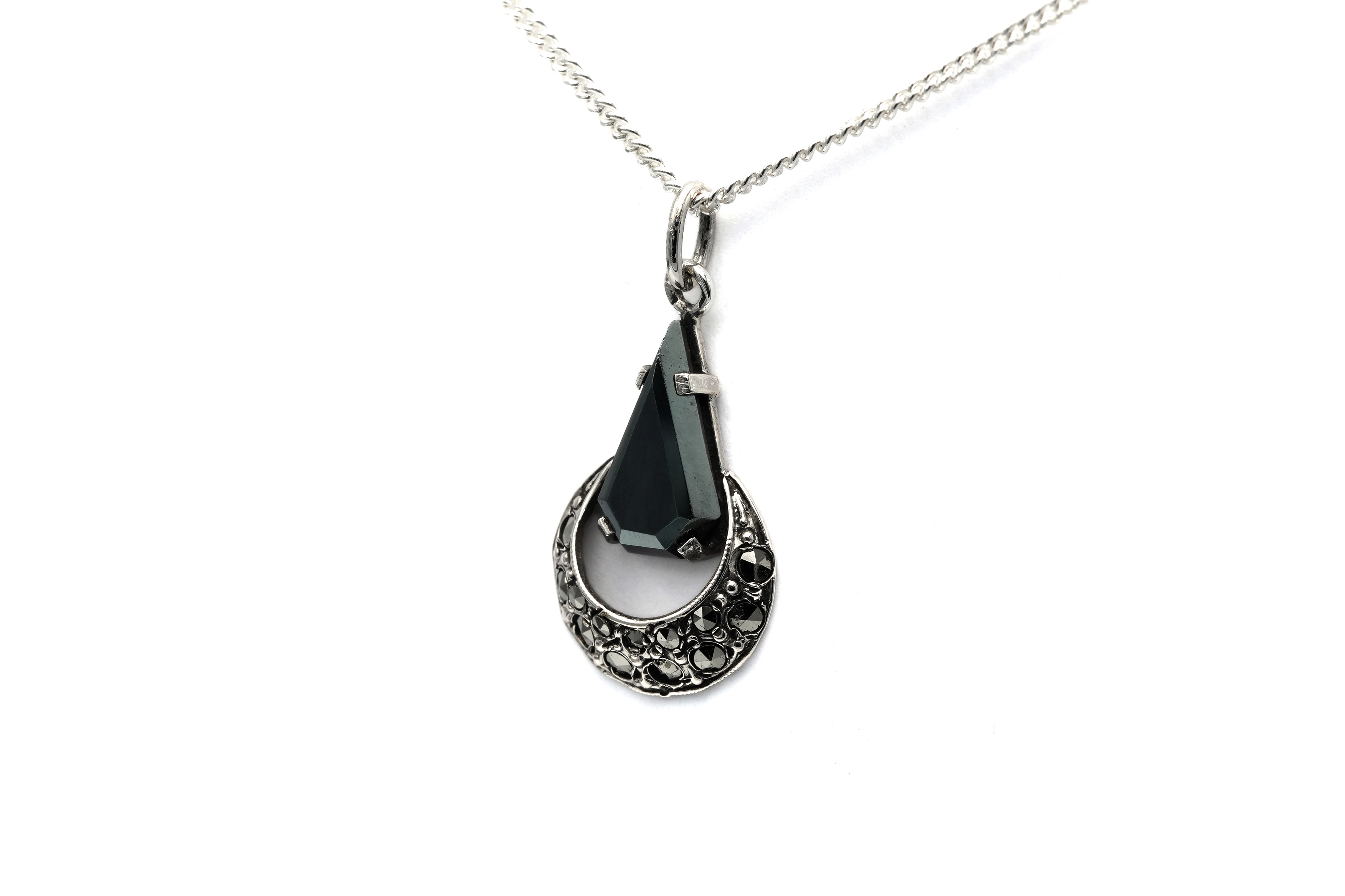 Pendentif Art Déco en argent serti de marcassites et d'une hématite