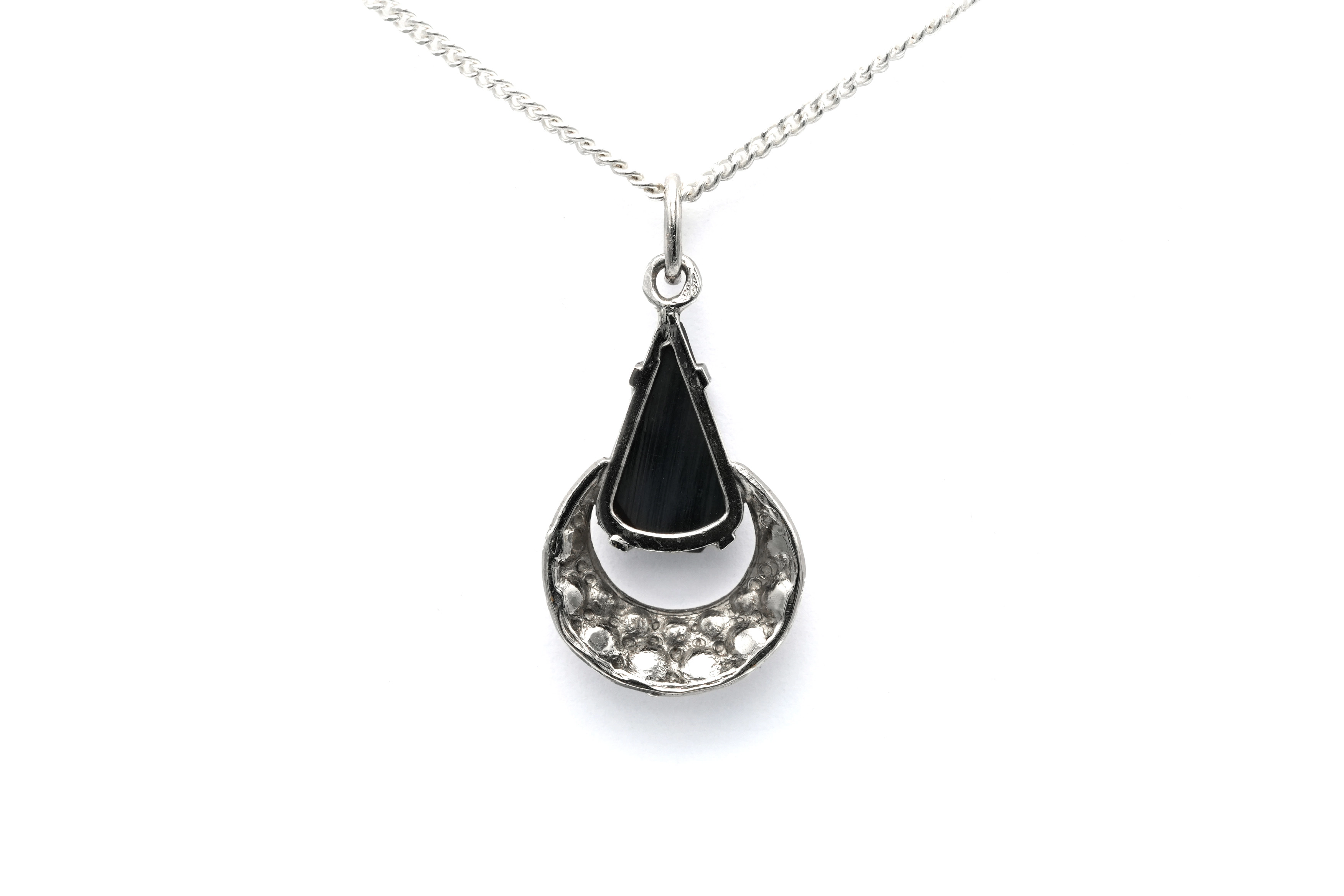 Pendentif Art Déco en argent serti de marcassites et d'une hématite