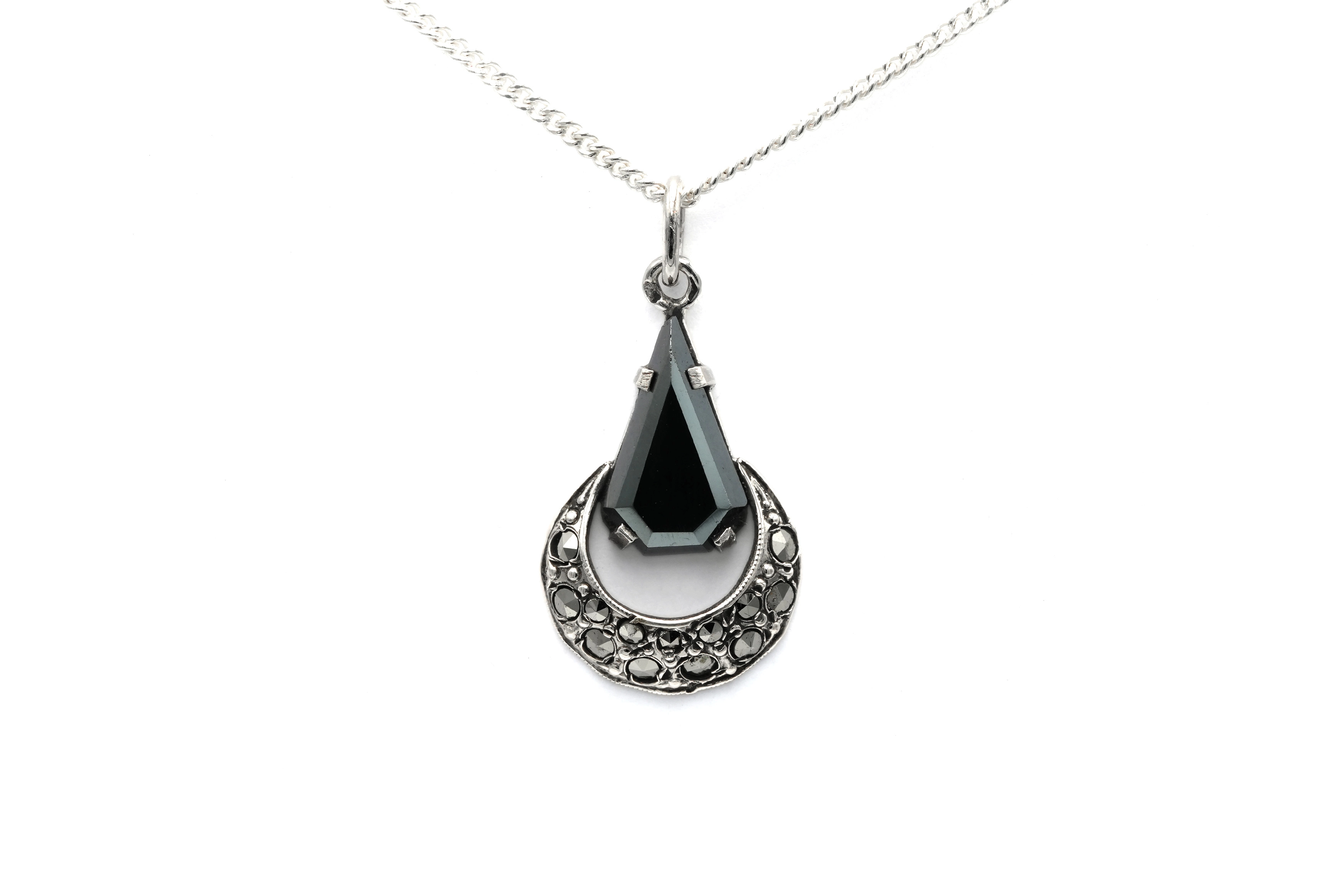 Pendentif Art Déco en argent serti de marcassites et d'une hématite - - 1