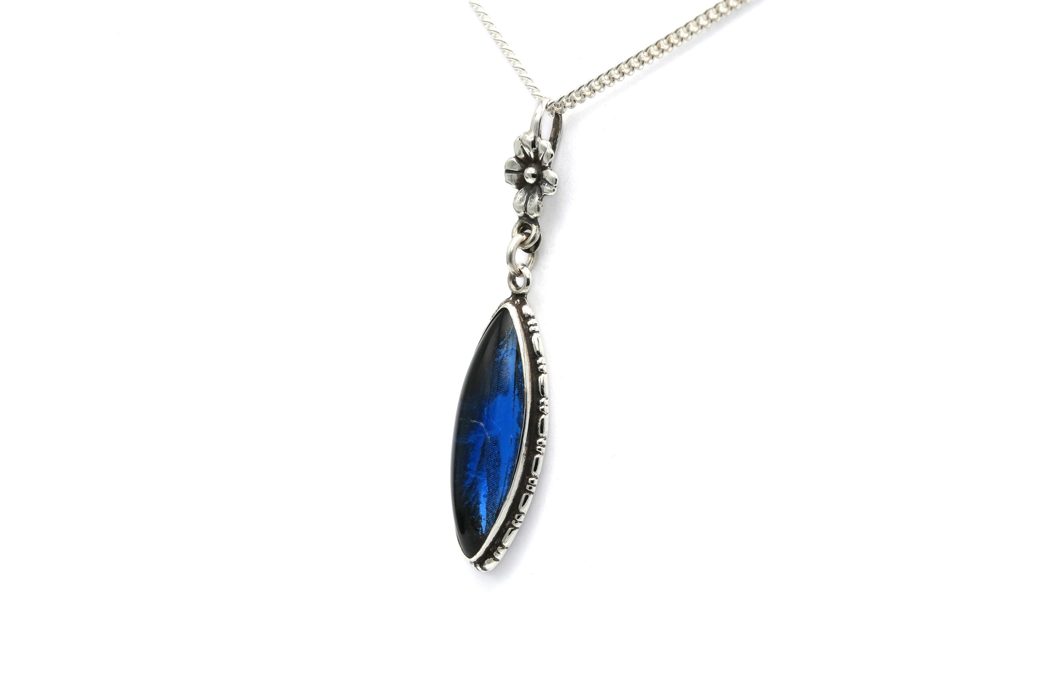 Pendentif Années 50 en argent 925 serti d'une aile de papillon sous cristal