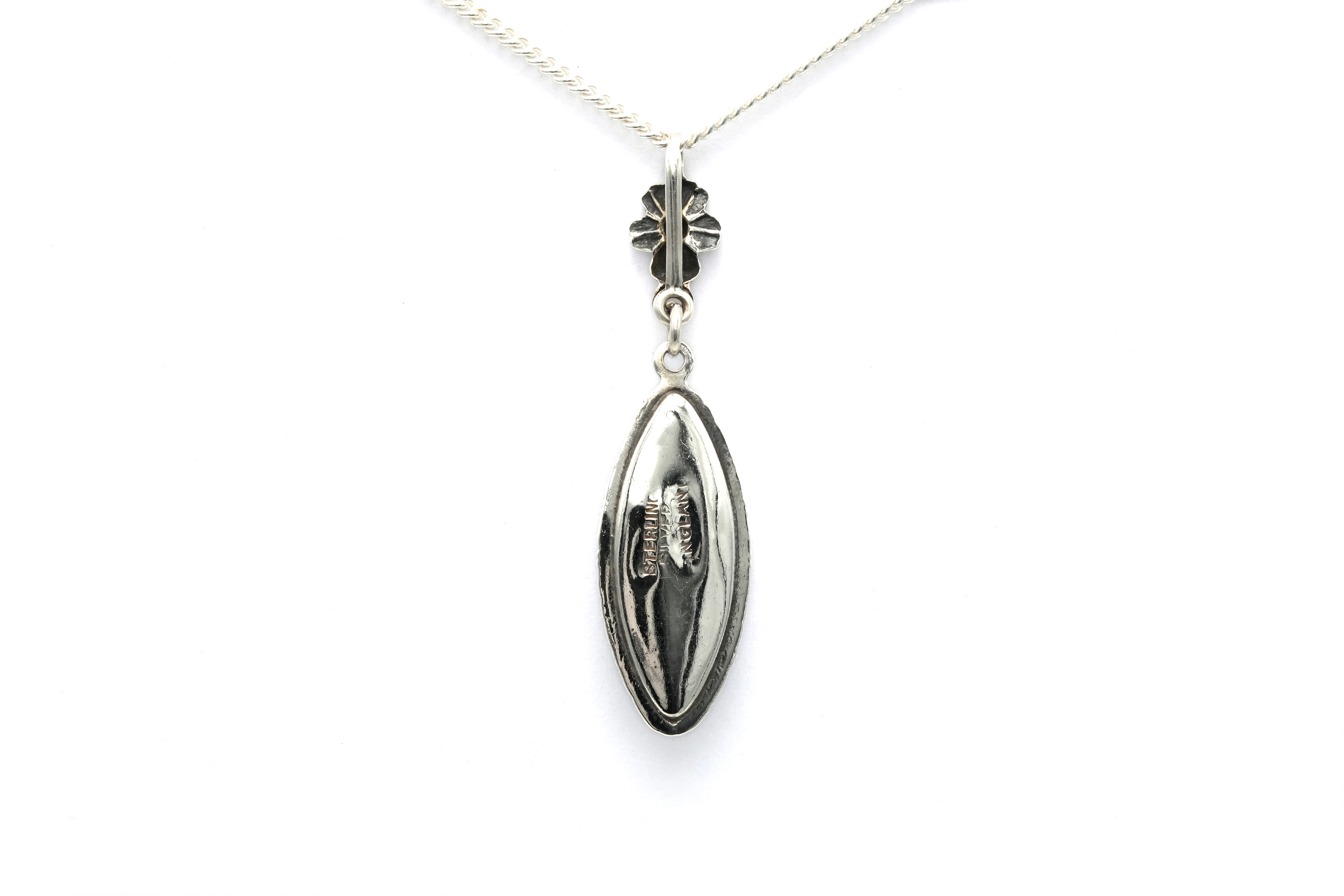 Pendentif Années 50 en argent 925 serti d'une aile de papillon sous cristal