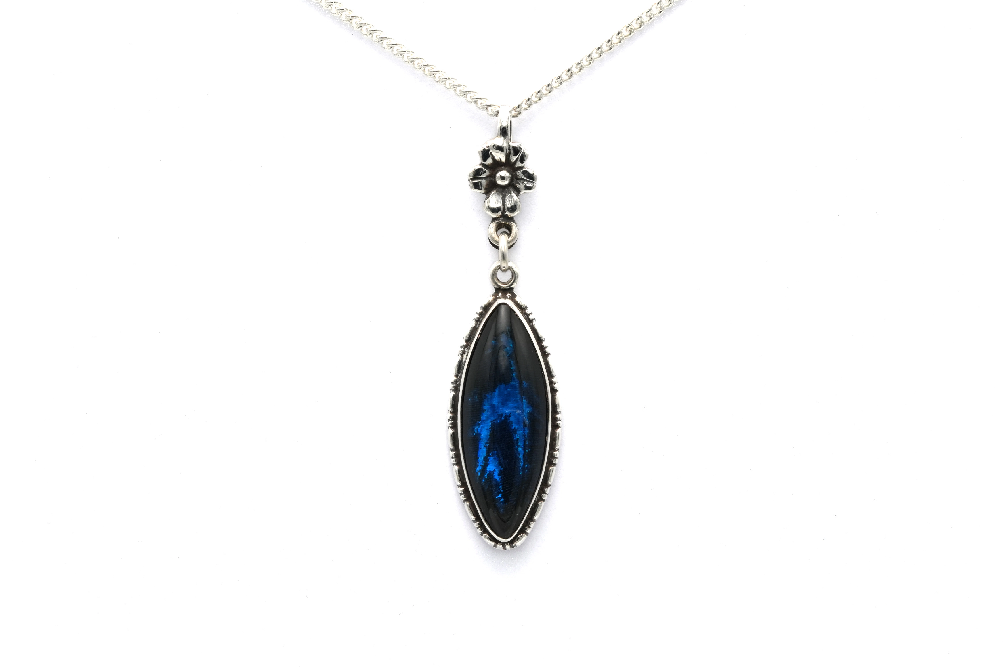 Pendentif Années 50 en argent 925 serti d'une aile de papillon sous cristal