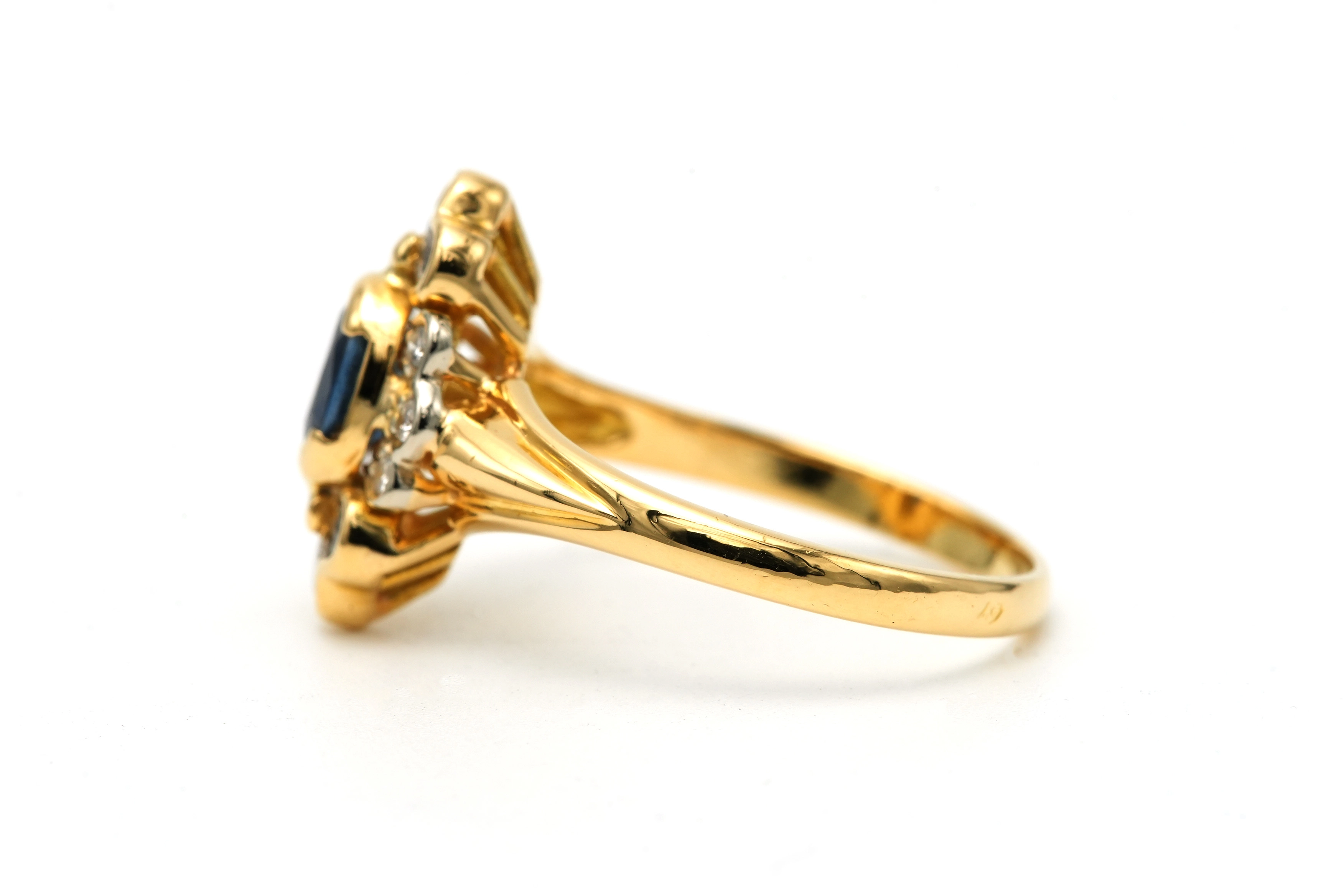 Bague contemporaine en or jaune 18 carats sertie d'un saphir et de diamants "taille" brillant (+-0.18ct) - 3