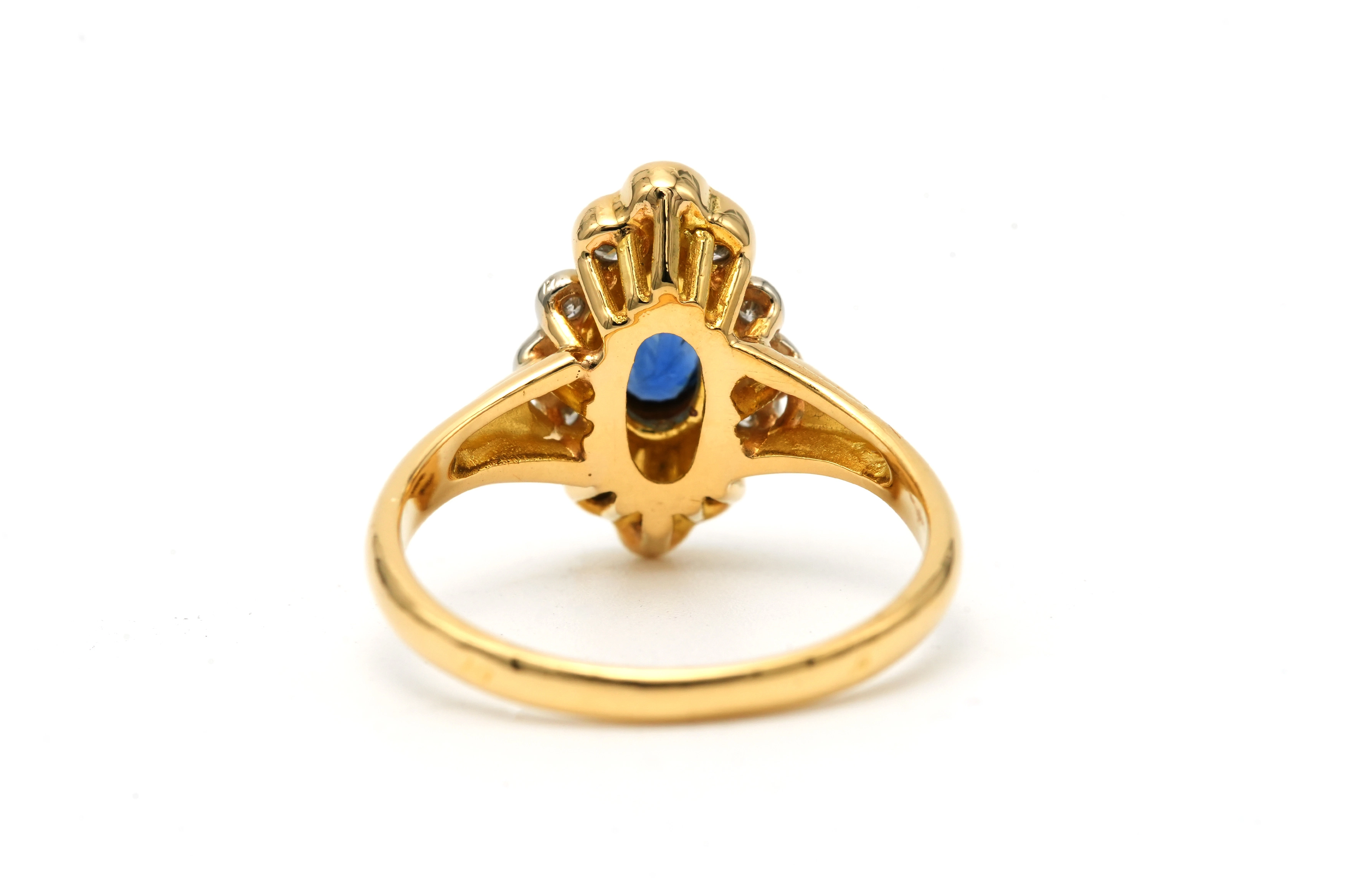 Bague contemporaine en or jaune 18 carats sertie d'un saphir et de diamants "taille" brillant (+-0.18ct) - 4