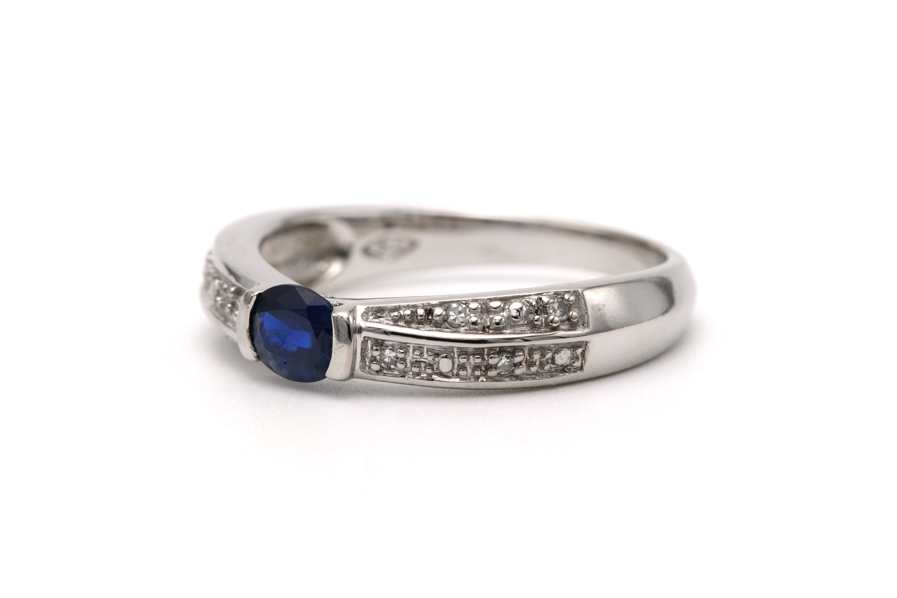 Bague contemporaine en or blanc 18 carats sertie d'un saphir et de diamants "taille" brillant (+-0.04ct) - - 2