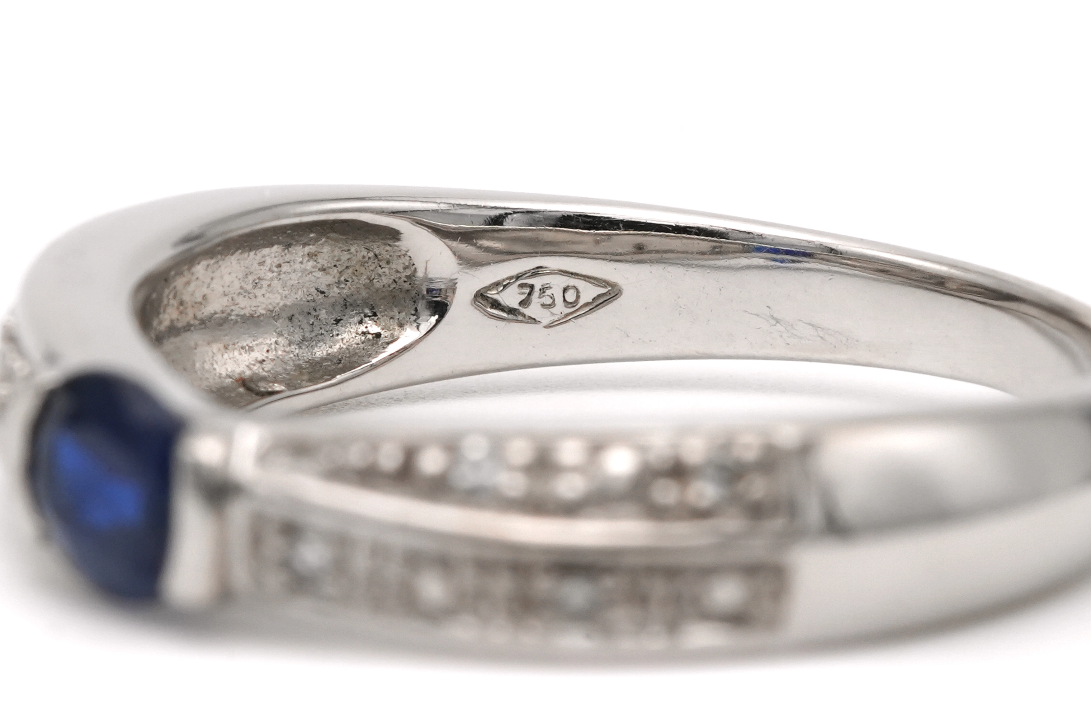 Bague contemporaine en or blanc 18 carats sertie d'un saphir et de diamants "taille" brillant (+-0.04ct) - 7