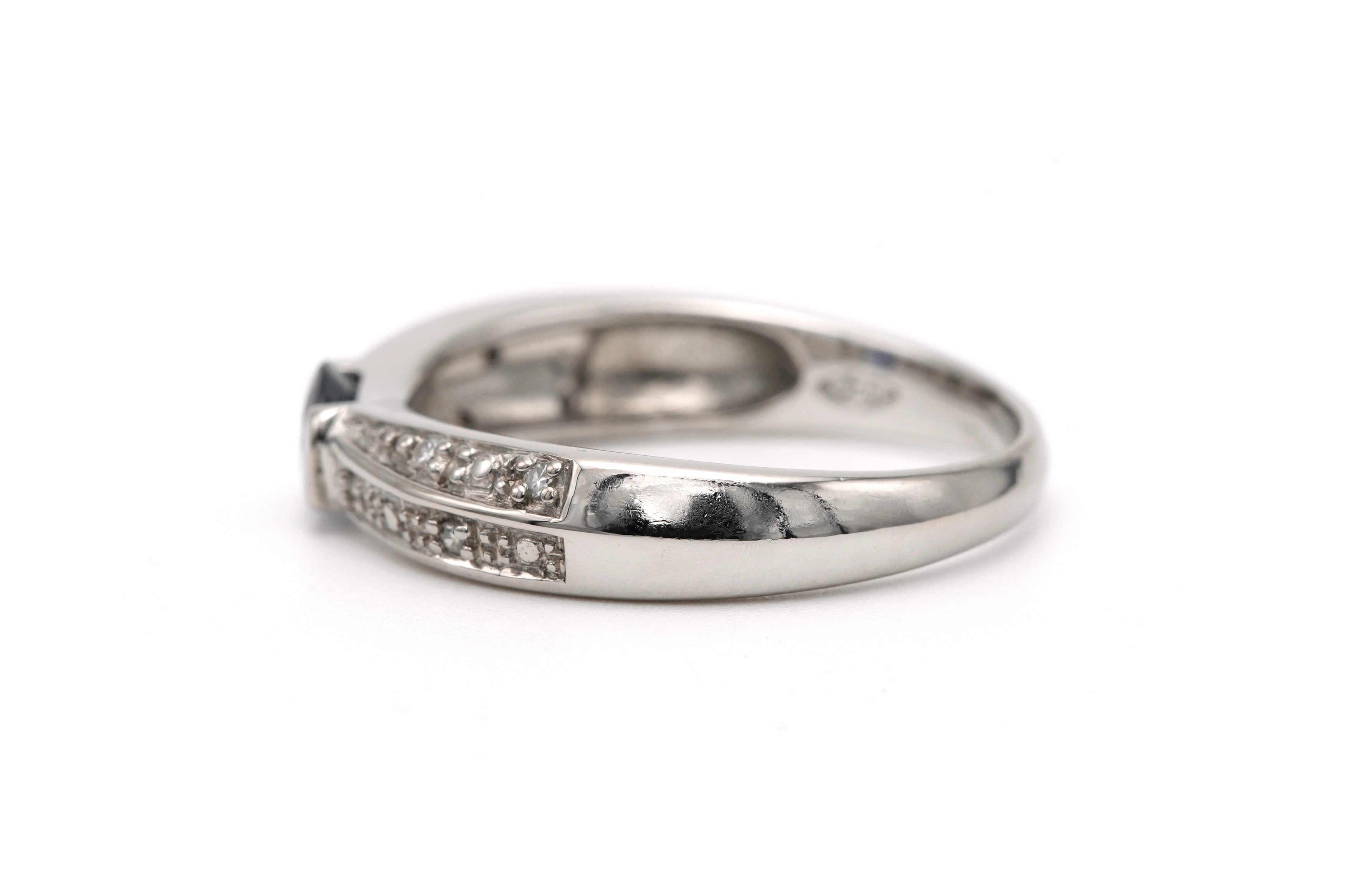 Bague contemporaine en or blanc 18 carats sertie d'un saphir et de diamants "taille" brillant (+-0.04ct) - 3