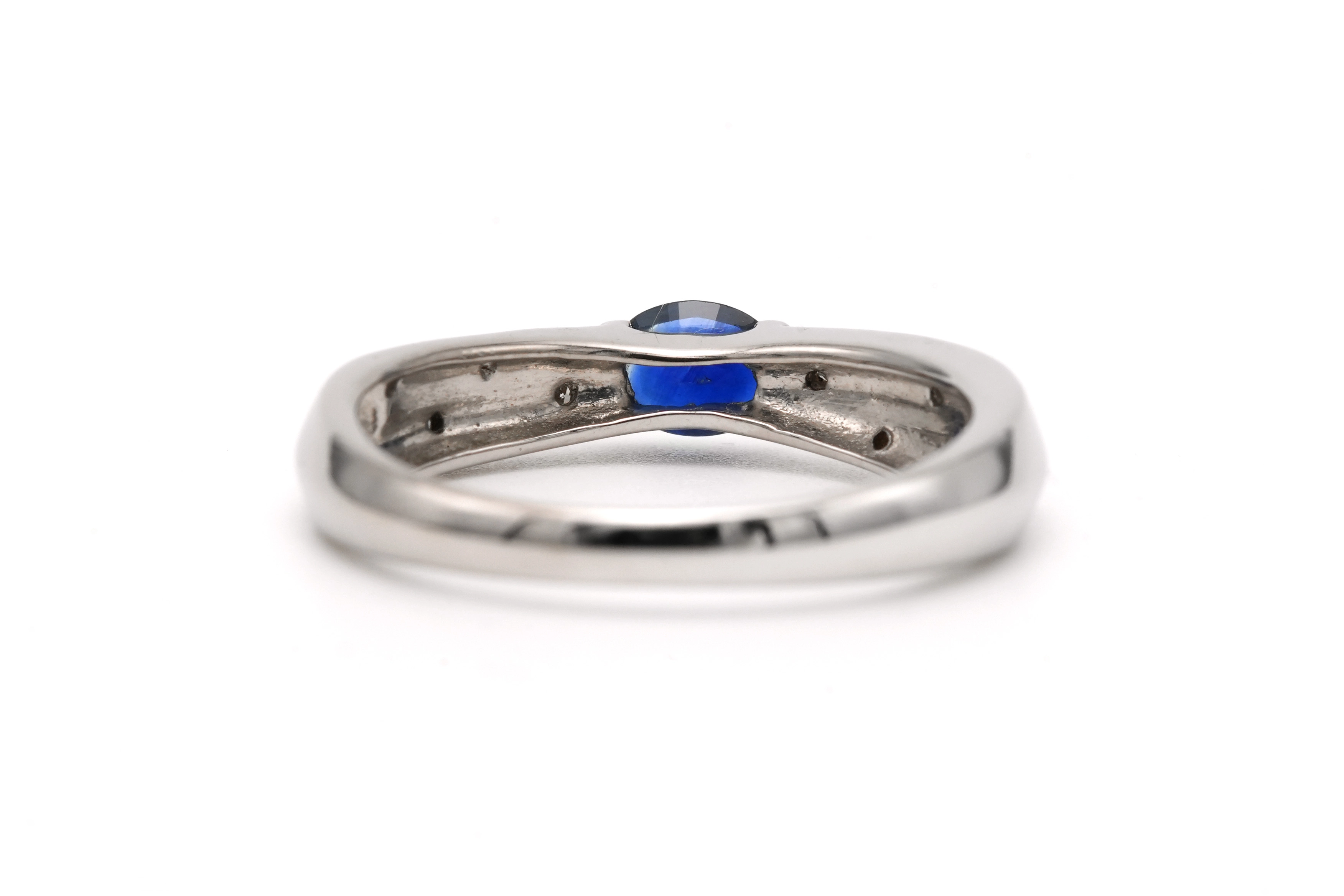 Bague contemporaine en or blanc 18 carats sertie d'un saphir et de diamants "taille" brillant (+-0.04ct) - - 4