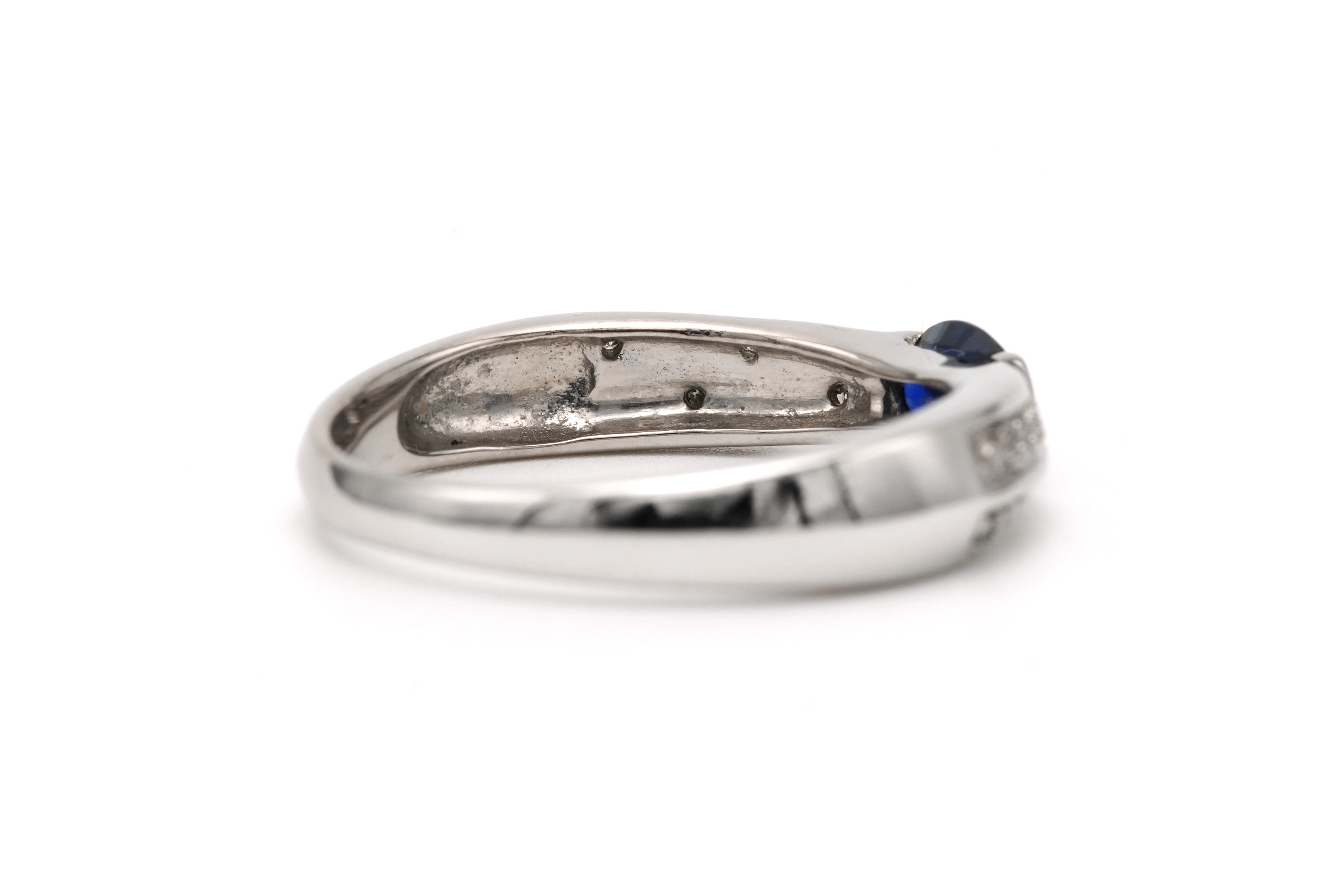 Bague contemporaine en or blanc 18 carats sertie d'un saphir et de diamants "taille" brillant (+-0.04ct) - - 5