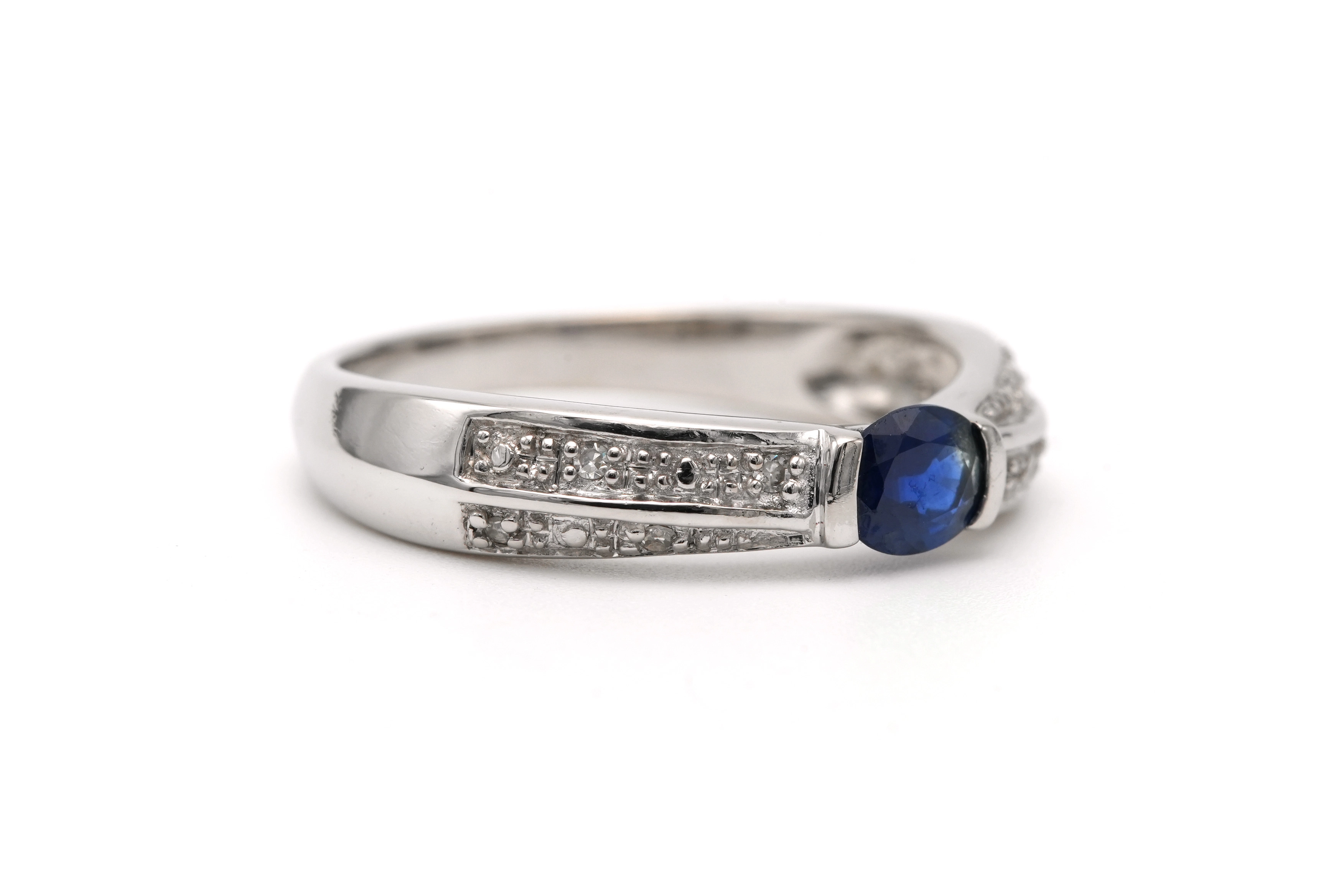 Bague contemporaine en or blanc 18 carats sertie d'un saphir et de diamants "taille" brillant (+-0.04ct) - - 6